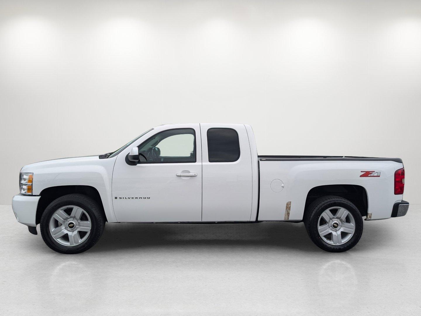2008 /Light Titanium/Ebony Chevrolet Silverado 1500 LT w/2LT (1GCEC19J58Z) with an Gas V8 5.3L/323 engine, 4-Speed Automatic w/OD transmission, located at 804 22nd Ave, Phenix City, AL, 36870, (334) 297-1860, 32.484749, -85.024475 - 2008 Chevrolet Silverado 1500 LT w/2LT - Photo#7