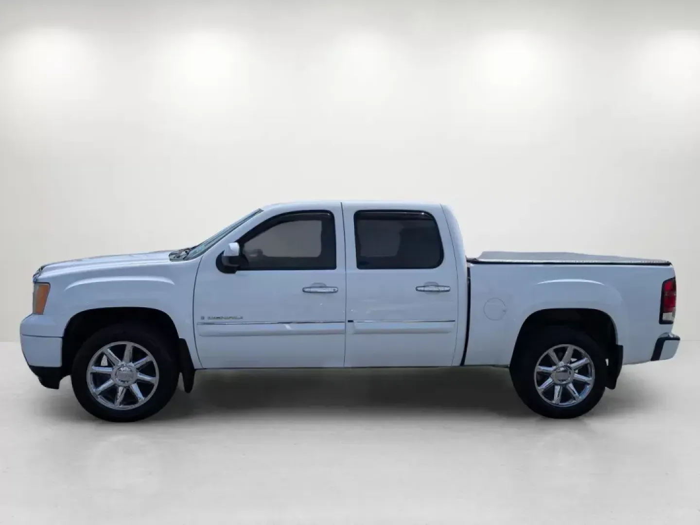 2008 /Ebony GMC Sierra Denali (2GTEK638181) with an Gas V8 6.2L/378.3 engine, 6-Speed HD Automatic w/OD transmission, located at 3959 U.S. 80 W, Phenix City, AL, 36870, (334) 297-4885, 32.469296, -85.135185 - 2008 GMC Sierra Denali - Photo#2