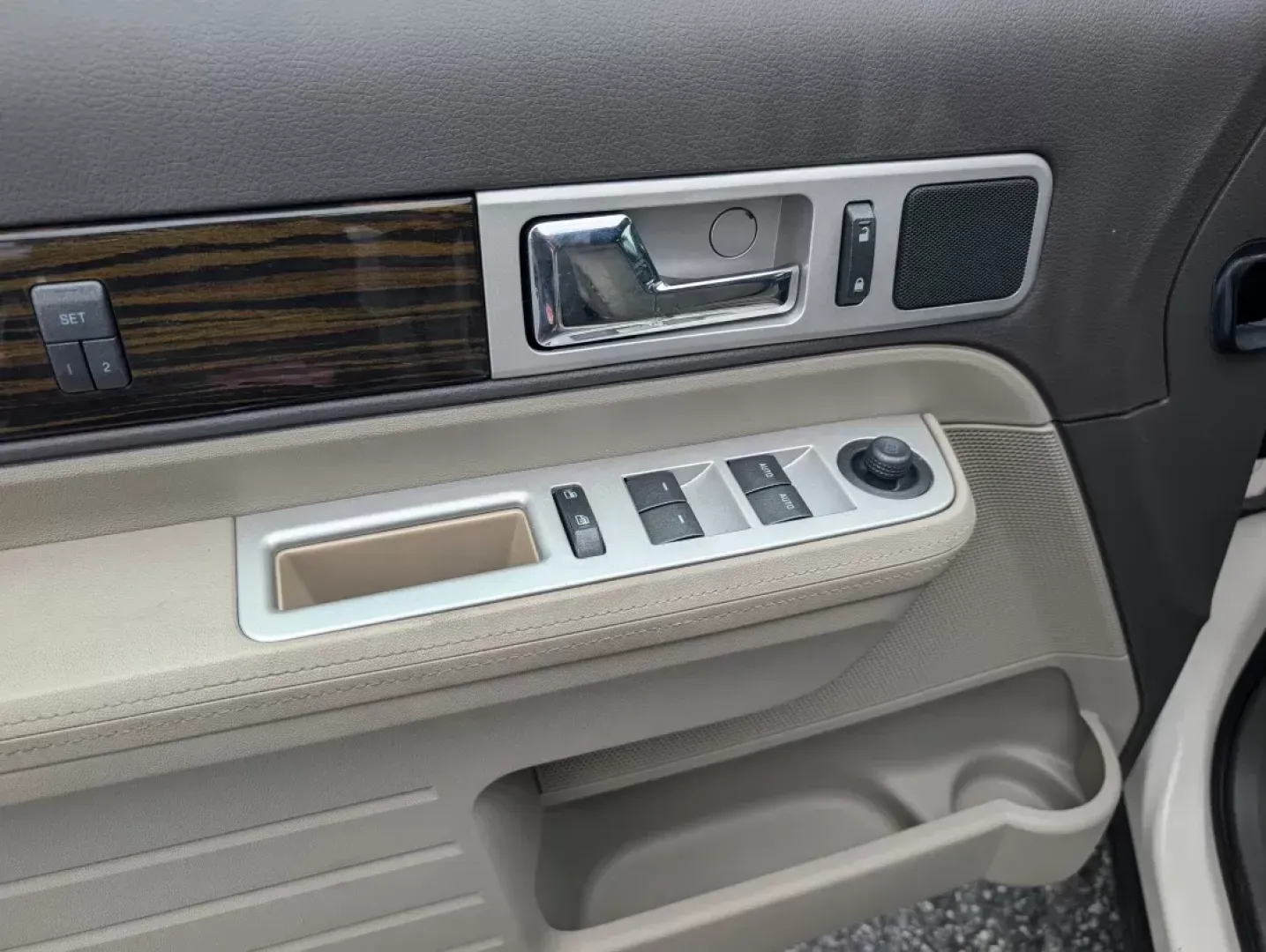 2008 Lincoln MKX (2LMDU68C38B) with an Other engine, located at 3959 U.S. 80 W, Phenix City, AL, 36870, (334) 297-4885, 32.469296, -85.135185 - **Discover the Perfect Family Companion: 2008 Lincoln MKX at Gils Auto Phenix City**<br /> <br /> Are you in search of a reliable vehicle that combines comfort, safety, and style for your growing family? Look no further than the 2008 Lincoln MKX available now at Gils Auto in Phenix City, AL. With i - Photo#8