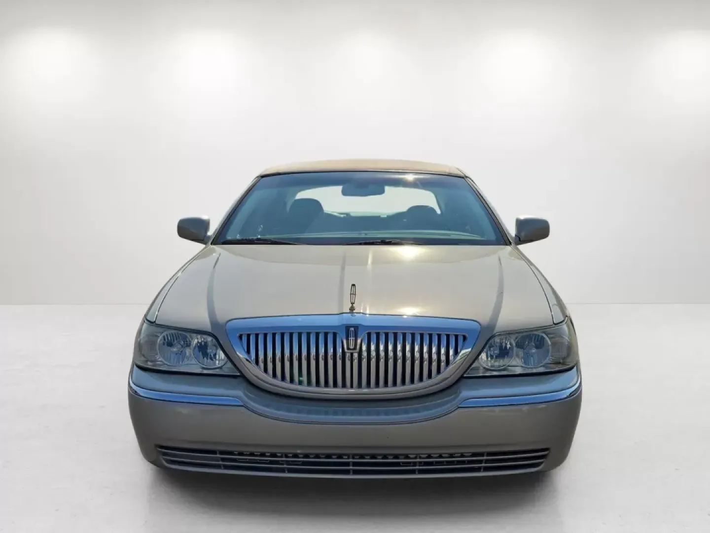 2008 Lincoln Town Car Limited (2LNHM82V08X) with an Other engine, located at 3959 U.S. 80 W, Phenix City, AL, 36870, (334) 297-4885, 32.469296, -85.135185 - Experience luxury and comfort like never before with this stunning 2008 Lincoln Town Car Limited, available now at Gils Auto in Prattville, AL. Perfect for those who appreciate elegance and a smooth ride, this sedan is an ideal choice for anyone looking to elevate their daily commute, enjoy weekend - Photo#1