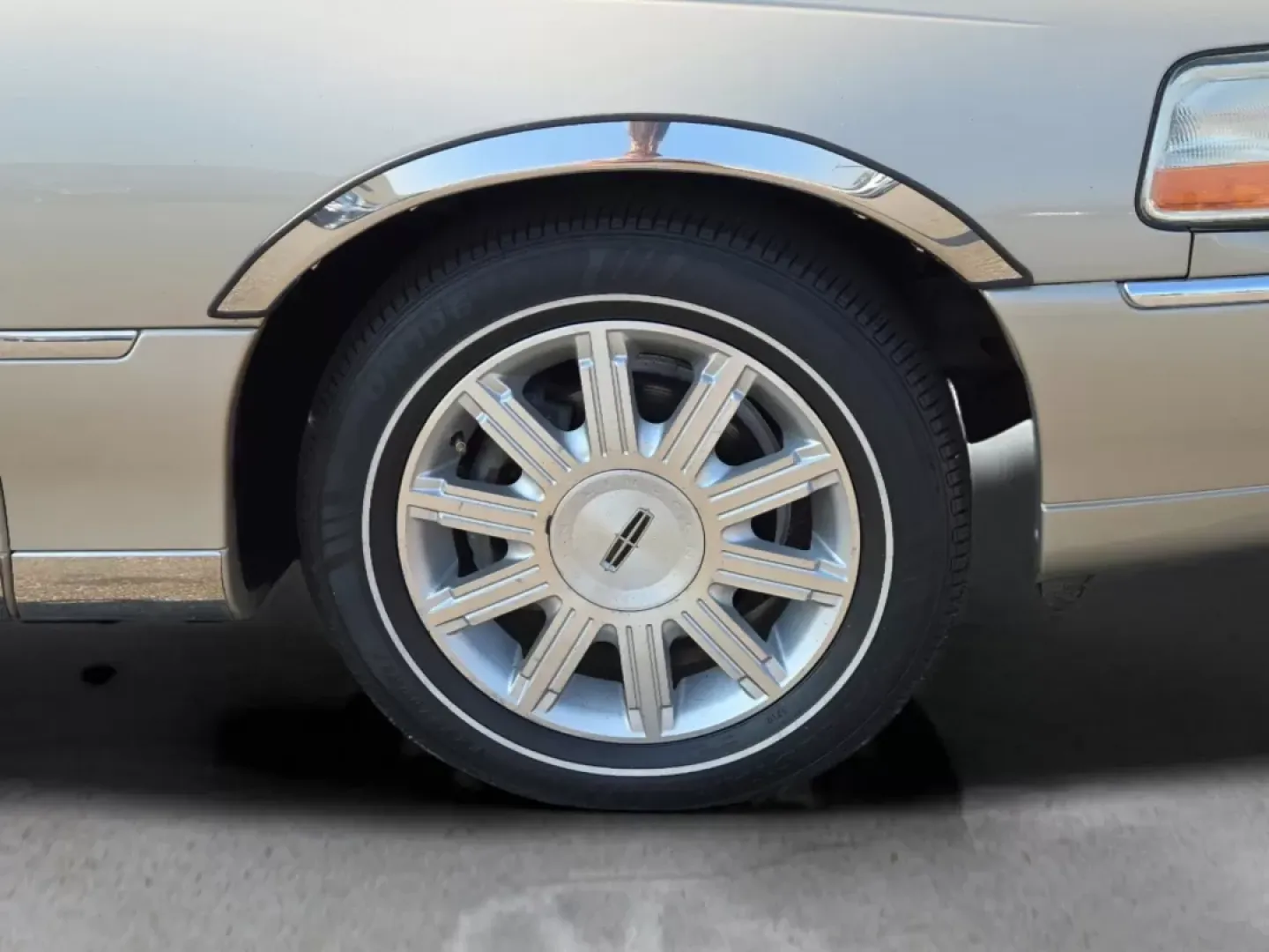 2008 Lincoln Town Car Limited (2LNHM82V08X) with an Other engine, located at 3959 U.S. 80 W, Phenix City, AL, 36870, (334) 297-4885, 32.469296, -85.135185 - Experience luxury and comfort like never before with this stunning 2008 Lincoln Town Car Limited, available now at Gils Auto in Prattville, AL. Perfect for those who appreciate elegance and a smooth ride, this sedan is an ideal choice for anyone looking to elevate their daily commute, enjoy weekend - Photo#2