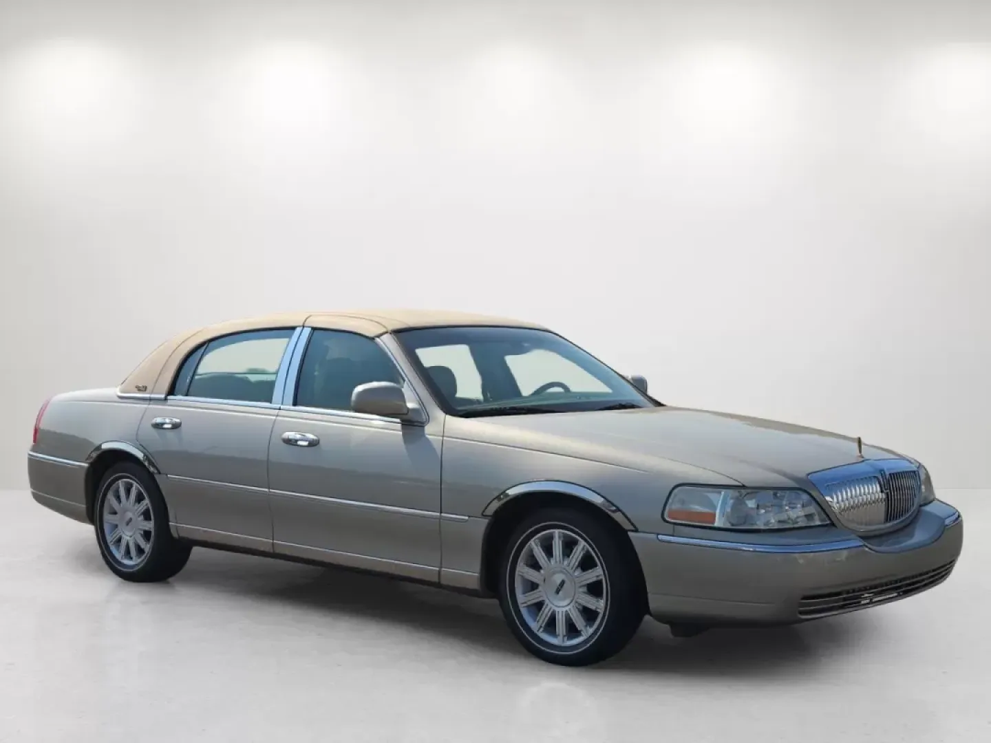 2008 Lincoln Town Car Limited (2LNHM82V08X) with an Other engine, located at 3959 U.S. 80 W, Phenix City, AL, 36870, (334) 297-4885, 32.469296, -85.135185 - Experience luxury and comfort like never before with this stunning 2008 Lincoln Town Car Limited, available now at Gils Auto in Prattville, AL. Perfect for those who appreciate elegance and a smooth ride, this sedan is an ideal choice for anyone looking to elevate their daily commute, enjoy weekend - Photo#3