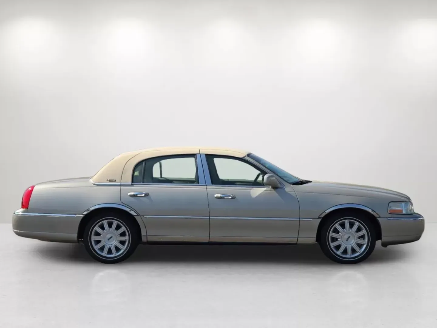 2008 Lincoln Town Car Limited (2LNHM82V08X) with an Other engine, located at 3959 U.S. 80 W, Phenix City, AL, 36870, (334) 297-4885, 32.469296, -85.135185 - Experience luxury and comfort like never before with this stunning 2008 Lincoln Town Car Limited, available now at Gils Auto in Prattville, AL. Perfect for those who appreciate elegance and a smooth ride, this sedan is an ideal choice for anyone looking to elevate their daily commute, enjoy weekend - Photo#4