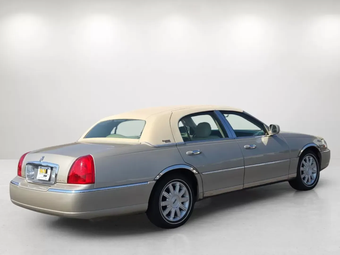 2008 Lincoln Town Car Limited (2LNHM82V08X) with an Other engine, located at 3959 U.S. 80 W, Phenix City, AL, 36870, (334) 297-4885, 32.469296, -85.135185 - Experience luxury and comfort like never before with this stunning 2008 Lincoln Town Car Limited, available now at Gils Auto in Prattville, AL. Perfect for those who appreciate elegance and a smooth ride, this sedan is an ideal choice for anyone looking to elevate their daily commute, enjoy weekend - Photo#5