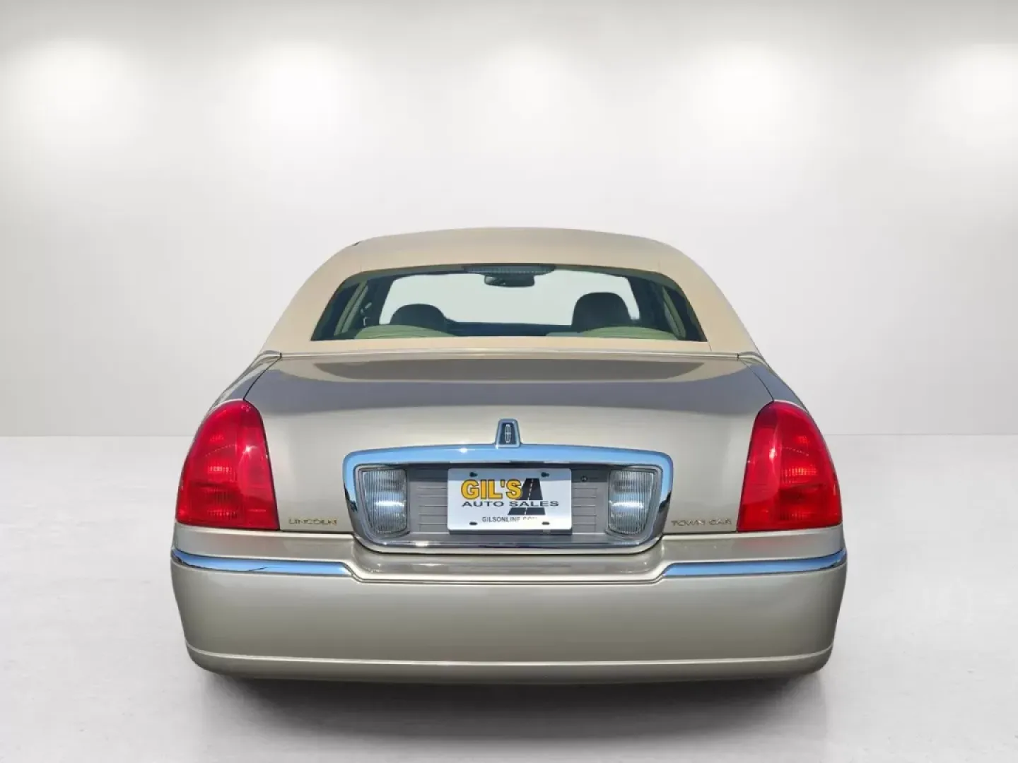 2008 Lincoln Town Car Limited (2LNHM82V08X) with an Other engine, located at 3959 U.S. 80 W, Phenix City, AL, 36870, (334) 297-4885, 32.469296, -85.135185 - Experience luxury and comfort like never before with this stunning 2008 Lincoln Town Car Limited, available now at Gils Auto in Prattville, AL. Perfect for those who appreciate elegance and a smooth ride, this sedan is an ideal choice for anyone looking to elevate their daily commute, enjoy weekend - Photo#6