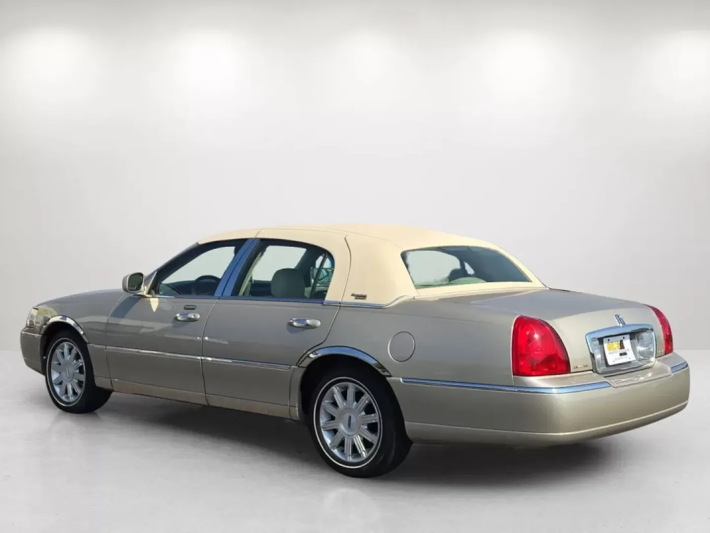 2008 Lincoln Town Car Limited (2LNHM82V08X) with an Other engine, located at 3959 U.S. 80 W, Phenix City, AL, 36870, (334) 297-4885, 32.469296, -85.135185 - Experience luxury and comfort like never before with this stunning 2008 Lincoln Town Car Limited, available now at Gils Auto in Prattville, AL. Perfect for those who appreciate elegance and a smooth ride, this sedan is an ideal choice for anyone looking to elevate their daily commute, enjoy weekend - Photo#7