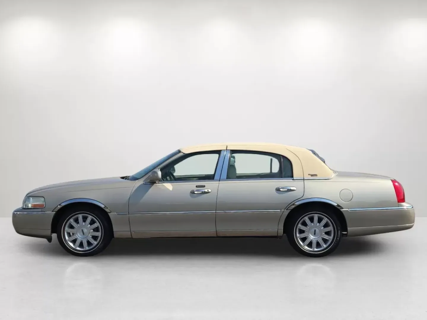 2008 Lincoln Town Car Limited (2LNHM82V08X) with an Other engine, located at 3959 U.S. 80 W, Phenix City, AL, 36870, (334) 297-4885, 32.469296, -85.135185 - Experience luxury and comfort like never before with this stunning 2008 Lincoln Town Car Limited, available now at Gils Auto in Prattville, AL. Perfect for those who appreciate elegance and a smooth ride, this sedan is an ideal choice for anyone looking to elevate their daily commute, enjoy weekend - Photo#8