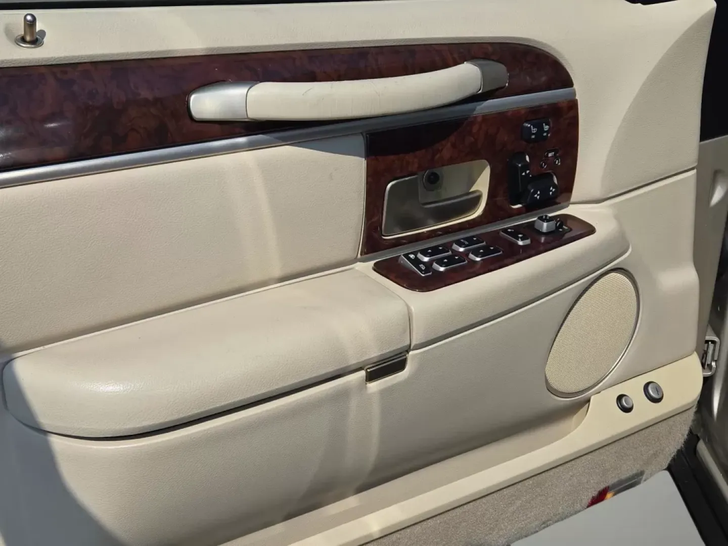 2008 Lincoln Town Car Limited (2LNHM82V08X) with an Other engine, located at 3959 U.S. 80 W, Phenix City, AL, 36870, (334) 297-4885, 32.469296, -85.135185 - Experience luxury and comfort like never before with this stunning 2008 Lincoln Town Car Limited, available now at Gils Auto in Prattville, AL. Perfect for those who appreciate elegance and a smooth ride, this sedan is an ideal choice for anyone looking to elevate their daily commute, enjoy weekend - Photo#9