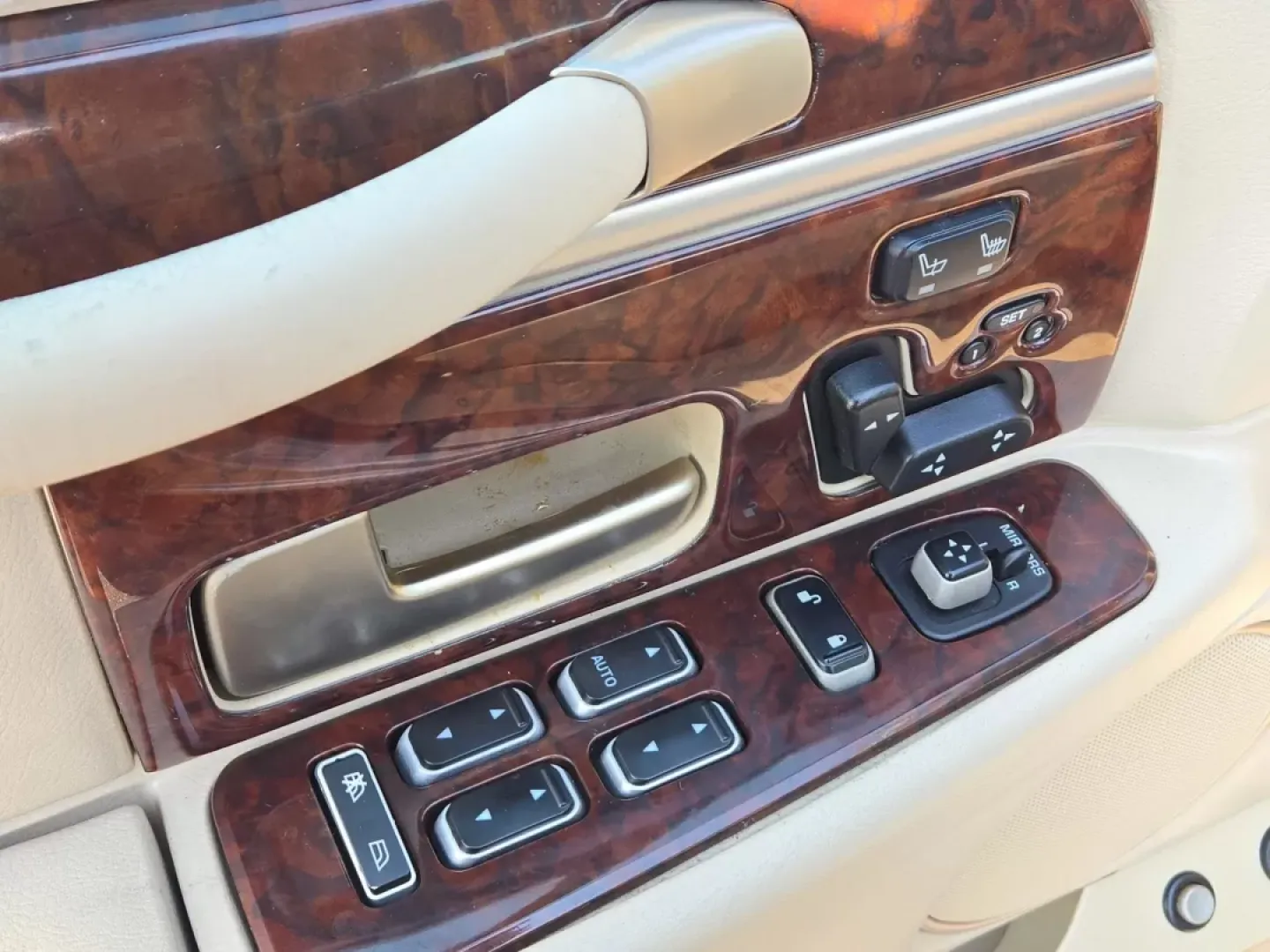 2008 Lincoln Town Car Limited (2LNHM82V08X) with an Other engine, located at 3959 U.S. 80 W, Phenix City, AL, 36870, (334) 297-4885, 32.469296, -85.135185 - Experience luxury and comfort like never before with this stunning 2008 Lincoln Town Car Limited, available now at Gils Auto in Prattville, AL. Perfect for those who appreciate elegance and a smooth ride, this sedan is an ideal choice for anyone looking to elevate their daily commute, enjoy weekend - Photo#10