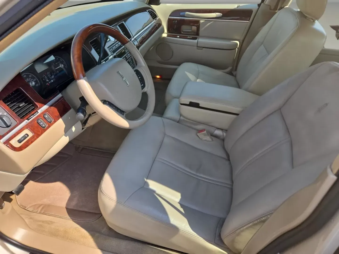 2008 Lincoln Town Car Limited (2LNHM82V08X) with an Other engine, located at 3959 U.S. 80 W, Phenix City, AL, 36870, (334) 297-4885, 32.469296, -85.135185 - Experience luxury and comfort like never before with this stunning 2008 Lincoln Town Car Limited, available now at Gils Auto in Prattville, AL. Perfect for those who appreciate elegance and a smooth ride, this sedan is an ideal choice for anyone looking to elevate their daily commute, enjoy weekend - Photo#11