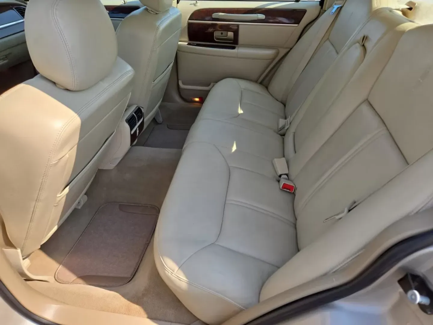 2008 Lincoln Town Car Limited (2LNHM82V08X) with an Other engine, located at 3959 U.S. 80 W, Phenix City, AL, 36870, (334) 297-4885, 32.469296, -85.135185 - Experience luxury and comfort like never before with this stunning 2008 Lincoln Town Car Limited, available now at Gils Auto in Prattville, AL. Perfect for those who appreciate elegance and a smooth ride, this sedan is an ideal choice for anyone looking to elevate their daily commute, enjoy weekend - Photo#12