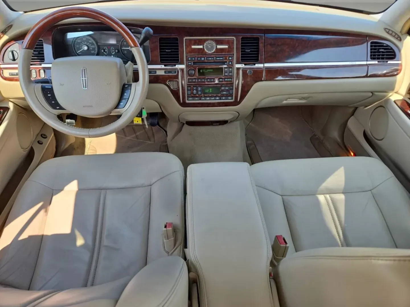 2008 Lincoln Town Car Limited (2LNHM82V08X) with an Other engine, located at 3959 U.S. 80 W, Phenix City, AL, 36870, (334) 297-4885, 32.469296, -85.135185 - Experience luxury and comfort like never before with this stunning 2008 Lincoln Town Car Limited, available now at Gils Auto in Prattville, AL. Perfect for those who appreciate elegance and a smooth ride, this sedan is an ideal choice for anyone looking to elevate their daily commute, enjoy weekend - Photo#13