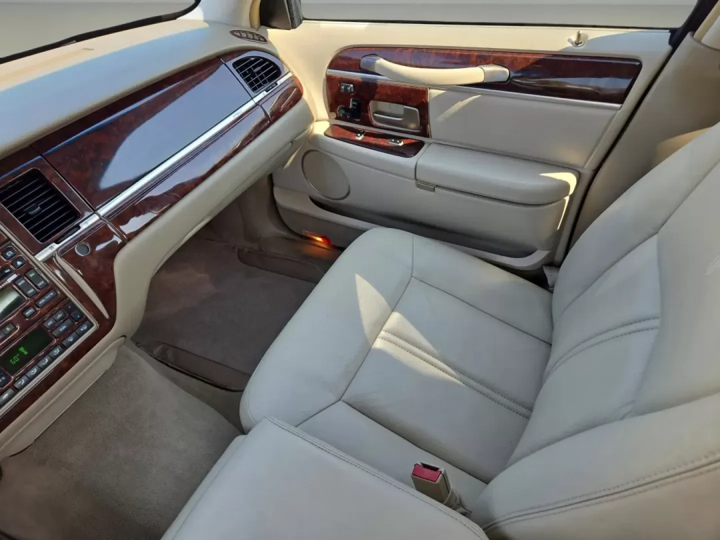 2008 Lincoln Town Car Limited (2LNHM82V08X) with an Other engine, located at 3959 U.S. 80 W, Phenix City, AL, 36870, (334) 297-4885, 32.469296, -85.135185 - Experience luxury and comfort like never before with this stunning 2008 Lincoln Town Car Limited, available now at Gils Auto in Prattville, AL. Perfect for those who appreciate elegance and a smooth ride, this sedan is an ideal choice for anyone looking to elevate their daily commute, enjoy weekend - Photo#14