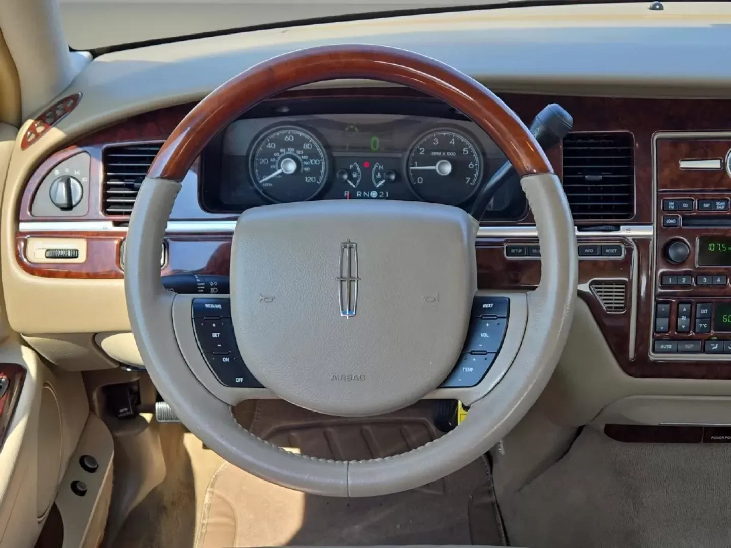 2008 Lincoln Town Car Limited (2LNHM82V08X) with an Other engine, located at 3959 U.S. 80 W, Phenix City, AL, 36870, (334) 297-4885, 32.469296, -85.135185 - Experience luxury and comfort like never before with this stunning 2008 Lincoln Town Car Limited, available now at Gils Auto in Prattville, AL. Perfect for those who appreciate elegance and a smooth ride, this sedan is an ideal choice for anyone looking to elevate their daily commute, enjoy weekend - Photo#15