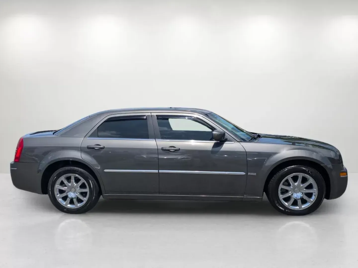 2009 /Dark slate gray Chrysler 300 Touring (2C3KA53V69H) with an Gas V6 3.5L/214 engine, 4-Speed Automatic transmission, located at 3959 U.S. 80 W, Phenix City, AL, 36870, (334) 297-4885, 32.469296, -85.135185 - Welcome to a new chapter in your driving experience! Whether you're navigating the bustling streets of Phenix City or embarking on a weekend getaway, the 2009 Chrysler 300 Touring is the perfect vehicle for those seeking a blend of comfort, style, and reliability. With its deep Dark Titanium Metalli - Photo#3