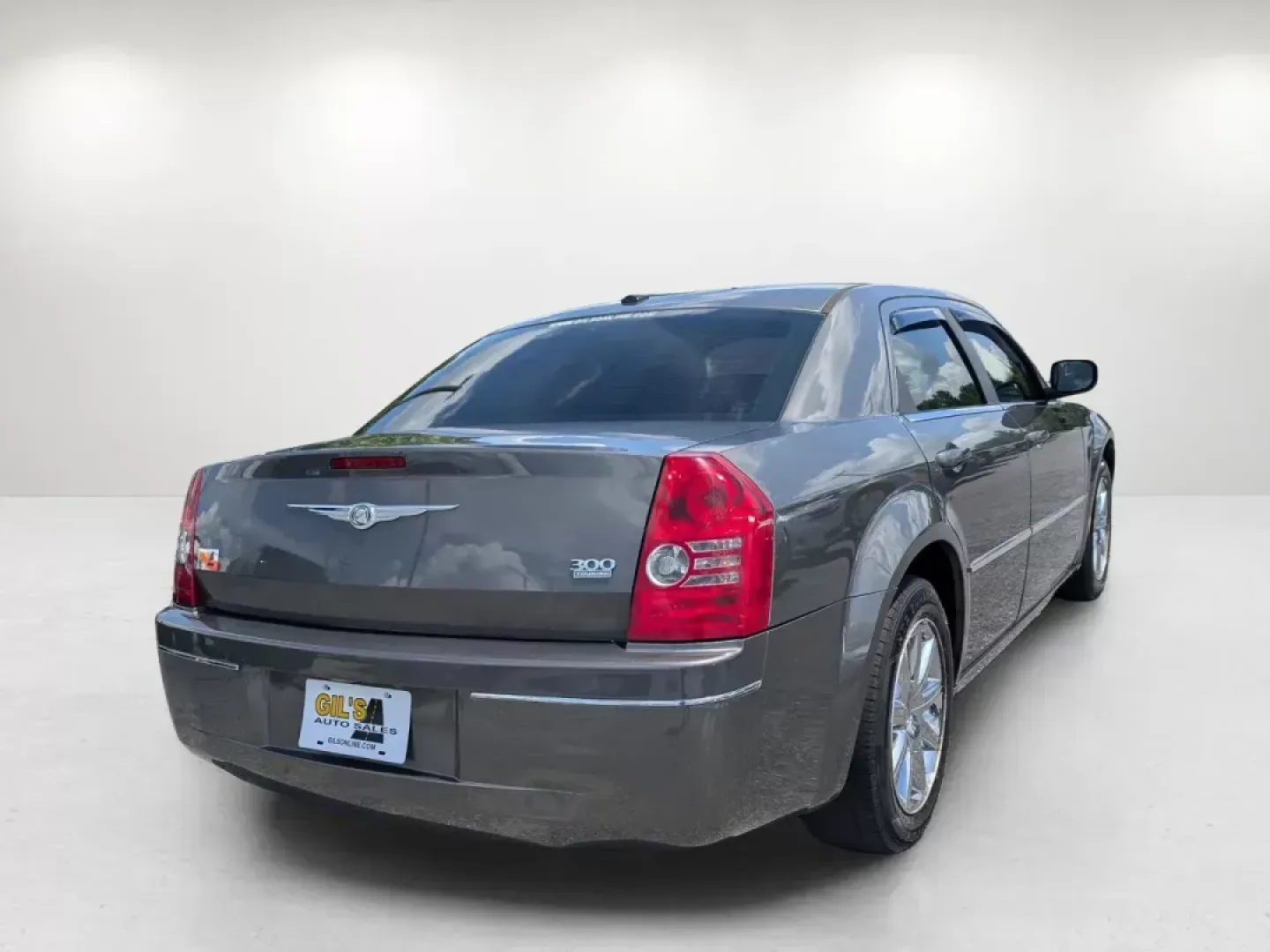 2009 /Dark slate gray Chrysler 300 Touring (2C3KA53V69H) with an Gas V6 3.5L/214 engine, 4-Speed Automatic transmission, located at 3959 U.S. 80 W, Phenix City, AL, 36870, (334) 297-4885, 32.469296, -85.135185 - Welcome to a new chapter in your driving experience! Whether you're navigating the bustling streets of Phenix City or embarking on a weekend getaway, the 2009 Chrysler 300 Touring is the perfect vehicle for those seeking a blend of comfort, style, and reliability. With its deep Dark Titanium Metalli - Photo#4