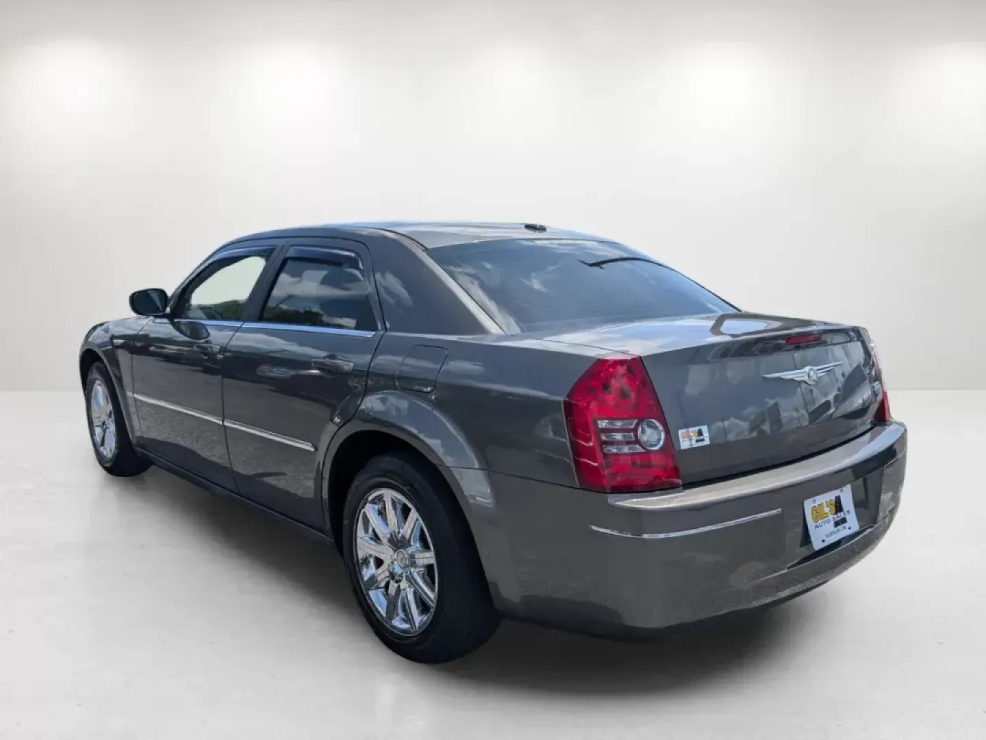 2009 /Dark slate gray Chrysler 300 Touring (2C3KA53V69H) with an Gas V6 3.5L/214 engine, 4-Speed Automatic transmission, located at 3959 U.S. 80 W, Phenix City, AL, 36870, (334) 297-4885, 32.469296, -85.135185 - Welcome to a new chapter in your driving experience! Whether you're navigating the bustling streets of Phenix City or embarking on a weekend getaway, the 2009 Chrysler 300 Touring is the perfect vehicle for those seeking a blend of comfort, style, and reliability. With its deep Dark Titanium Metalli - Photo#6
