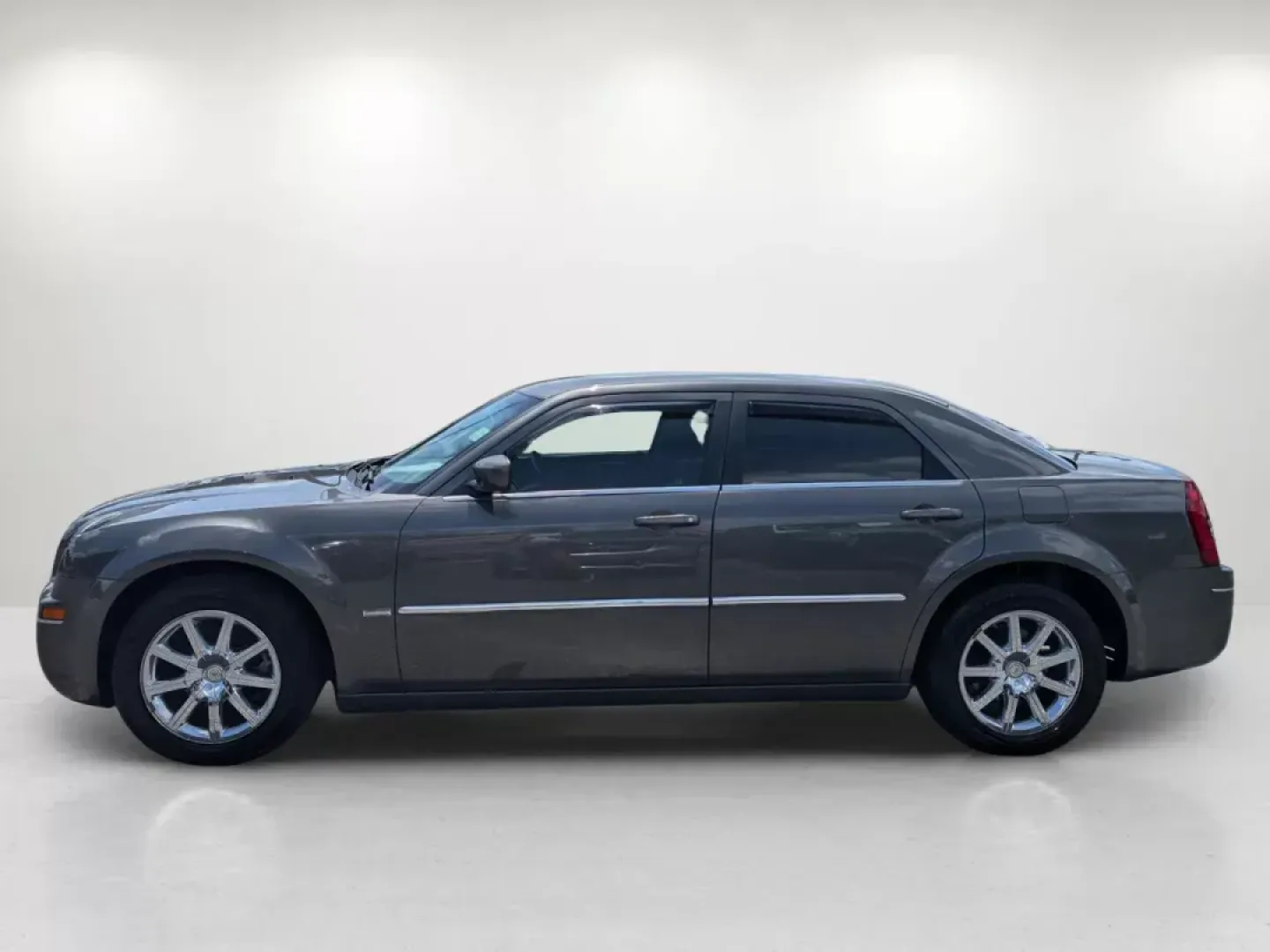 2009 /Dark slate gray Chrysler 300 Touring (2C3KA53V69H) with an Gas V6 3.5L/214 engine, 4-Speed Automatic transmission, located at 3959 U.S. 80 W, Phenix City, AL, 36870, (334) 297-4885, 32.469296, -85.135185 - Welcome to a new chapter in your driving experience! Whether you're navigating the bustling streets of Phenix City or embarking on a weekend getaway, the 2009 Chrysler 300 Touring is the perfect vehicle for those seeking a blend of comfort, style, and reliability. With its deep Dark Titanium Metalli - Photo#7
