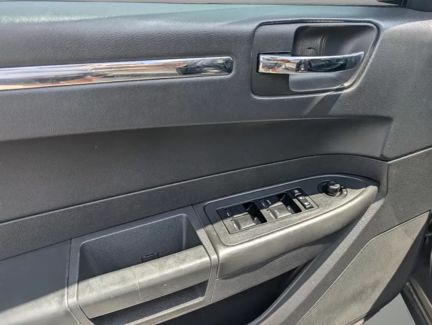 2009 /Dark slate gray Chrysler 300 Touring (2C3KA53V69H) with an Gas V6 3.5L/214 engine, 4-Speed Automatic transmission, located at 3959 U.S. 80 W, Phenix City, AL, 36870, (334) 297-4885, 32.469296, -85.135185 - Welcome to a new chapter in your driving experience! Whether you're navigating the bustling streets of Phenix City or embarking on a weekend getaway, the 2009 Chrysler 300 Touring is the perfect vehicle for those seeking a blend of comfort, style, and reliability. With its deep Dark Titanium Metalli - Photo#8