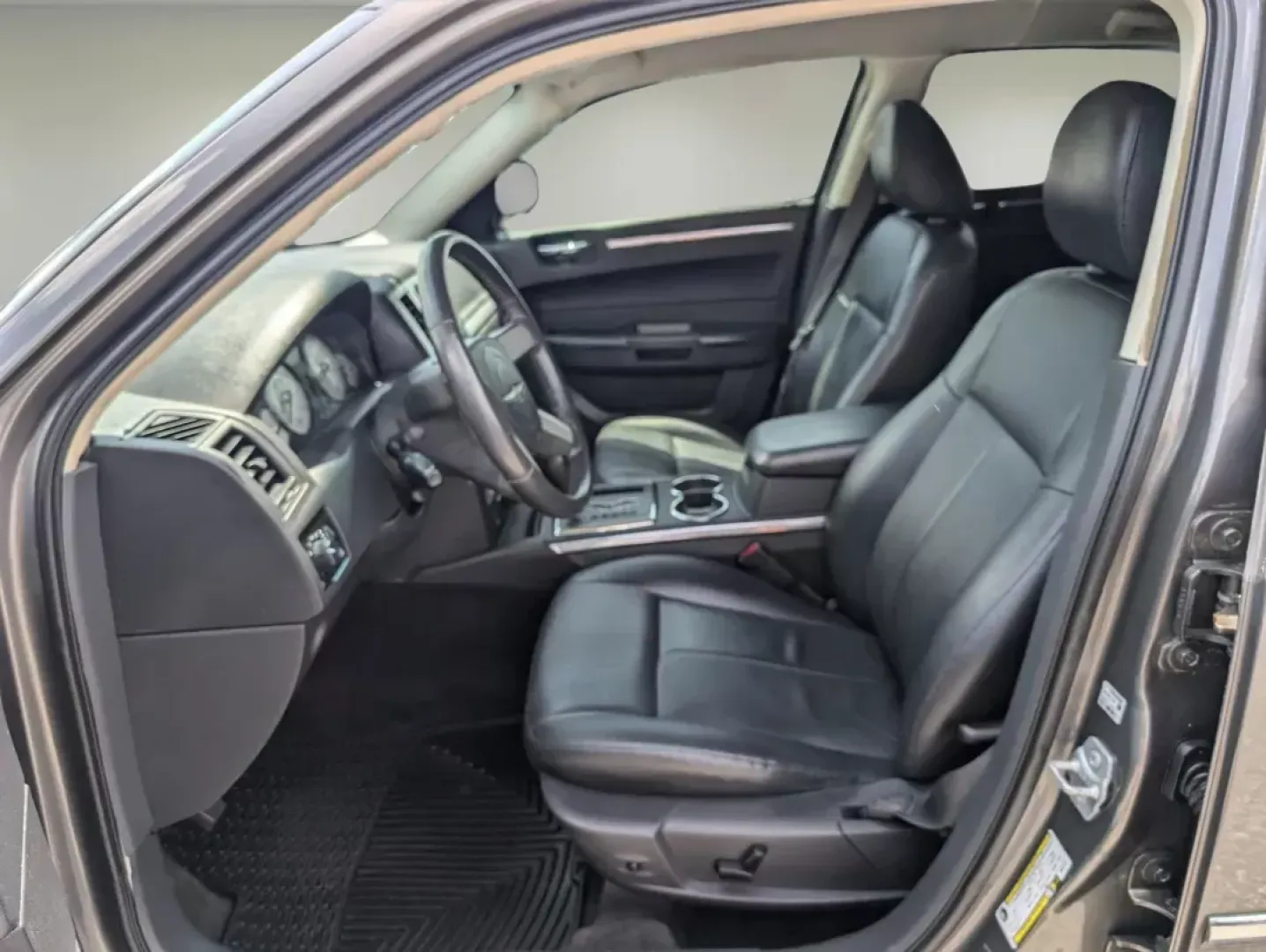 2009 /Dark slate gray Chrysler 300 Touring (2C3KA53V69H) with an Gas V6 3.5L/214 engine, 4-Speed Automatic transmission, located at 3959 U.S. 80 W, Phenix City, AL, 36870, (334) 297-4885, 32.469296, -85.135185 - Welcome to a new chapter in your driving experience! Whether you're navigating the bustling streets of Phenix City or embarking on a weekend getaway, the 2009 Chrysler 300 Touring is the perfect vehicle for those seeking a blend of comfort, style, and reliability. With its deep Dark Titanium Metalli - Photo#9