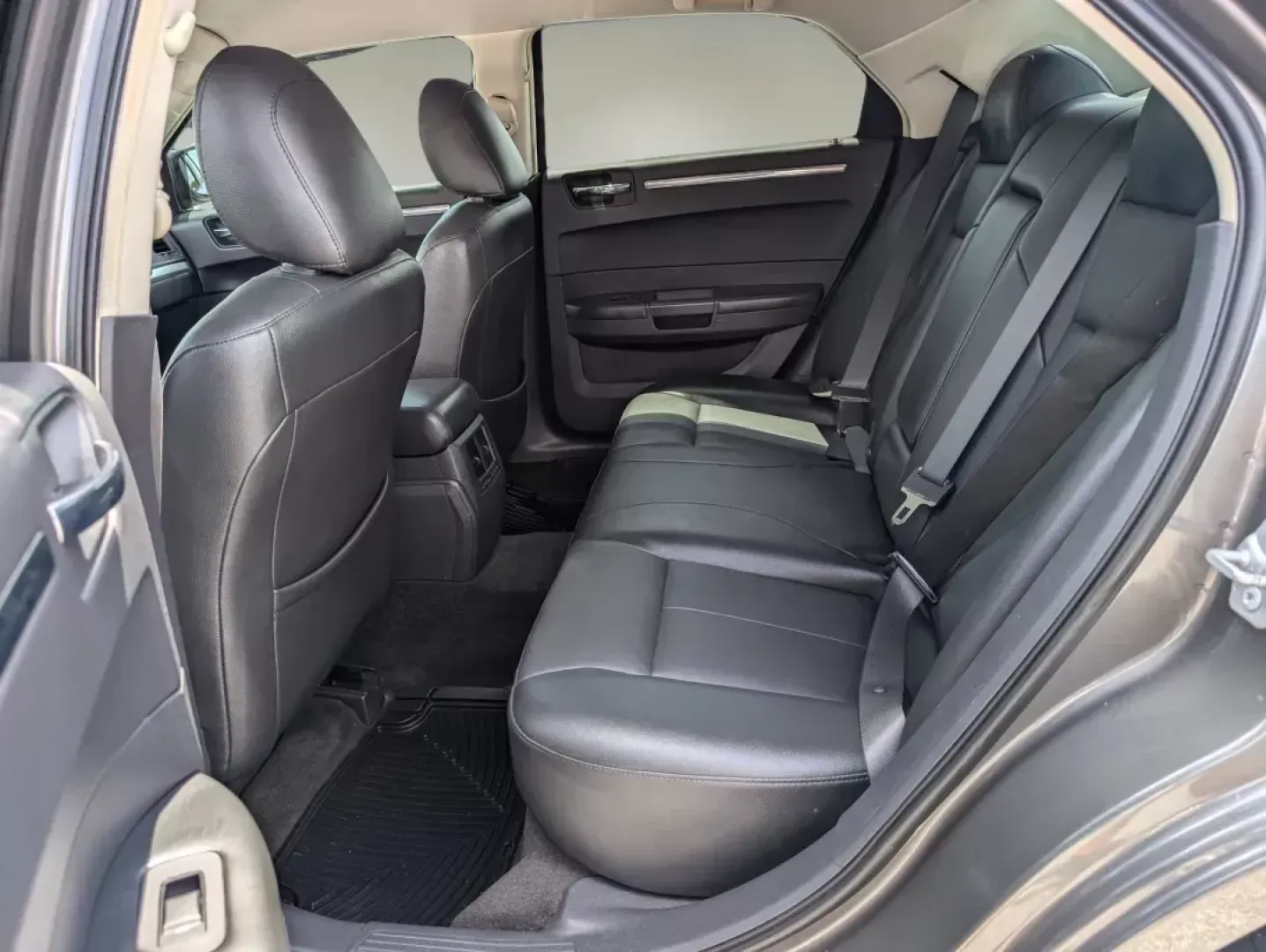 2009 /Dark slate gray Chrysler 300 Touring (2C3KA53V69H) with an Gas V6 3.5L/214 engine, 4-Speed Automatic transmission, located at 3959 U.S. 80 W, Phenix City, AL, 36870, (334) 297-4885, 32.469296, -85.135185 - Welcome to a new chapter in your driving experience! Whether you're navigating the bustling streets of Phenix City or embarking on a weekend getaway, the 2009 Chrysler 300 Touring is the perfect vehicle for those seeking a blend of comfort, style, and reliability. With its deep Dark Titanium Metalli - Photo#10