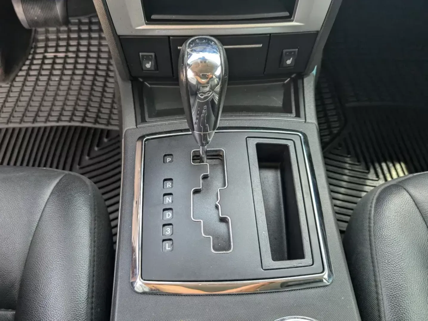 2009 /Dark slate gray Chrysler 300 Touring (2C3KA53V69H) with an Gas V6 3.5L/214 engine, 4-Speed Automatic transmission, located at 3959 U.S. 80 W, Phenix City, AL, 36870, (334) 297-4885, 32.469296, -85.135185 - Welcome to a new chapter in your driving experience! Whether you're navigating the bustling streets of Phenix City or embarking on a weekend getaway, the 2009 Chrysler 300 Touring is the perfect vehicle for those seeking a blend of comfort, style, and reliability. With its deep Dark Titanium Metalli - Photo#13