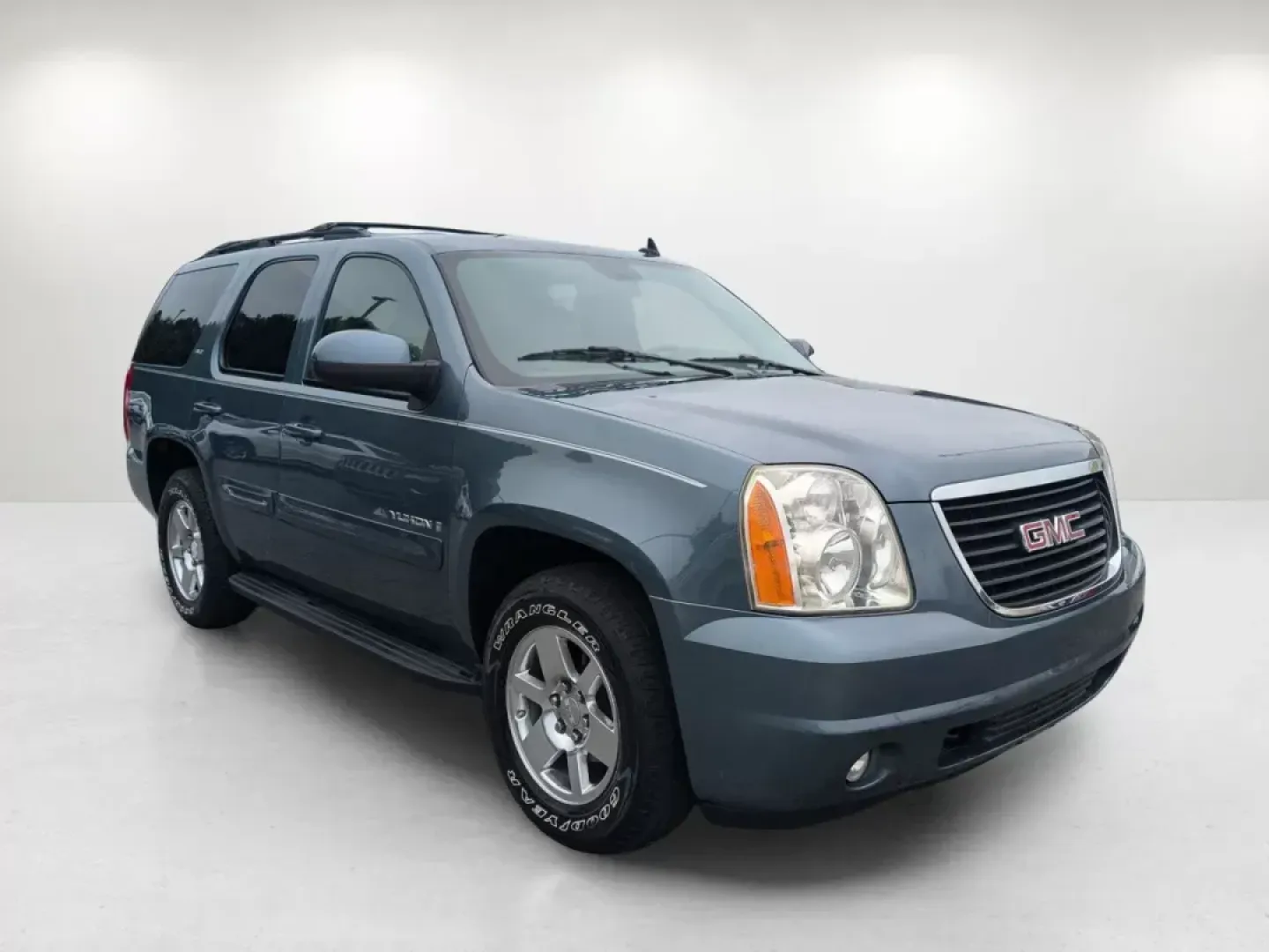 2009 /Light Titanium GMC Yukon SLT w/4SA (1GKEC33339R) with an Other engine, located at 5115 14th Ave., Columbus, GA, 31904, (706) 323-0345, 32.511494, -84.971046 - Experience the ultimate blend of adventure and family comfort with this stunning 2009 GMC Yukon SLT, available now at Gils Auto - Columbus! Perfect for growing families and those who love weekend getaways, this SUV is designed to handle everything from school runs to outdoor escapades. With its spac - Photo#2
