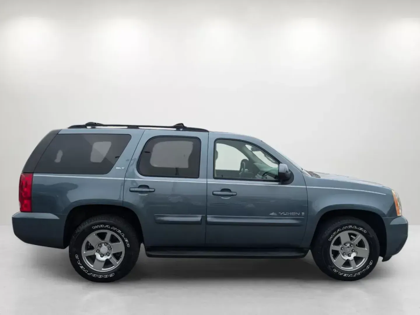 2009 /Light Titanium GMC Yukon SLT w/4SA (1GKEC33339R) with an Other engine, located at 5115 14th Ave., Columbus, GA, 31904, (706) 323-0345, 32.511494, -84.971046 - Experience the ultimate blend of adventure and family comfort with this stunning 2009 GMC Yukon SLT, available now at Gils Auto - Columbus! Perfect for growing families and those who love weekend getaways, this SUV is designed to handle everything from school runs to outdoor escapades. With its spac - Photo#3