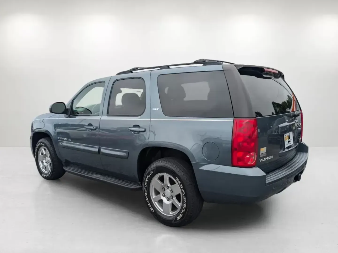 2009 /Light Titanium GMC Yukon SLT w/4SA (1GKEC33339R) with an Other engine, located at 5115 14th Ave., Columbus, GA, 31904, (706) 323-0345, 32.511494, -84.971046 - Experience the ultimate blend of adventure and family comfort with this stunning 2009 GMC Yukon SLT, available now at Gils Auto - Columbus! Perfect for growing families and those who love weekend getaways, this SUV is designed to handle everything from school runs to outdoor escapades. With its spac - Photo#6