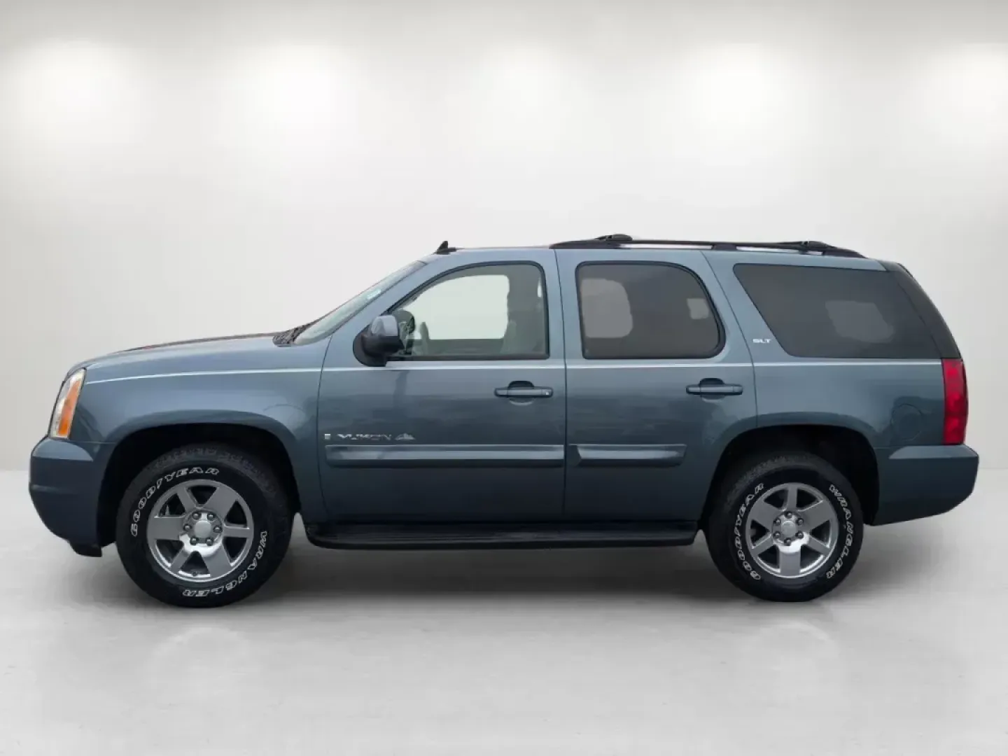 2009 /Light Titanium GMC Yukon SLT w/4SA (1GKEC33339R) with an Other engine, located at 5115 14th Ave., Columbus, GA, 31904, (706) 323-0345, 32.511494, -84.971046 - Experience the ultimate blend of adventure and family comfort with this stunning 2009 GMC Yukon SLT, available now at Gils Auto - Columbus! Perfect for growing families and those who love weekend getaways, this SUV is designed to handle everything from school runs to outdoor escapades. With its spac - Photo#7