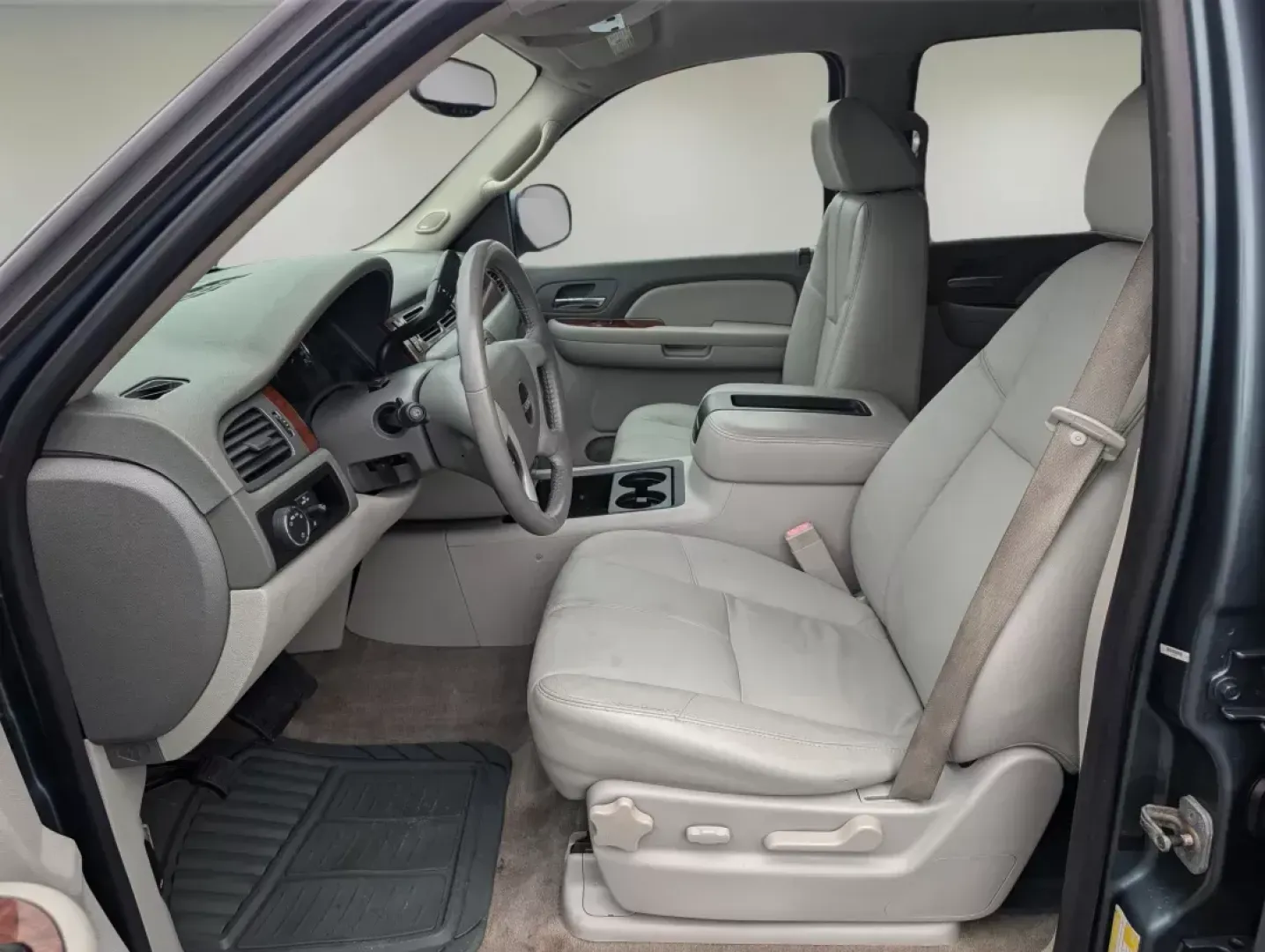 2009 /Light Titanium GMC Yukon SLT w/4SA (1GKEC33339R) with an Other engine, located at 5115 14th Ave., Columbus, GA, 31904, (706) 323-0345, 32.511494, -84.971046 - Experience the ultimate blend of adventure and family comfort with this stunning 2009 GMC Yukon SLT, available now at Gils Auto - Columbus! Perfect for growing families and those who love weekend getaways, this SUV is designed to handle everything from school runs to outdoor escapades. With its spac - Photo#9