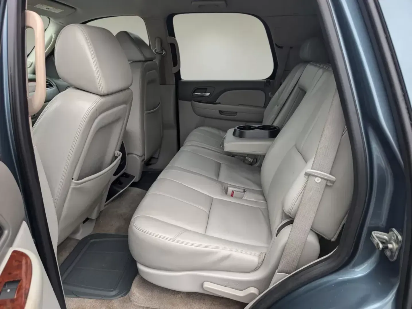 2009 /Light Titanium GMC Yukon SLT w/4SA (1GKEC33339R) with an Other engine, located at 5115 14th Ave., Columbus, GA, 31904, (706) 323-0345, 32.511494, -84.971046 - Experience the ultimate blend of adventure and family comfort with this stunning 2009 GMC Yukon SLT, available now at Gils Auto - Columbus! Perfect for growing families and those who love weekend getaways, this SUV is designed to handle everything from school runs to outdoor escapades. With its spac - Photo#10