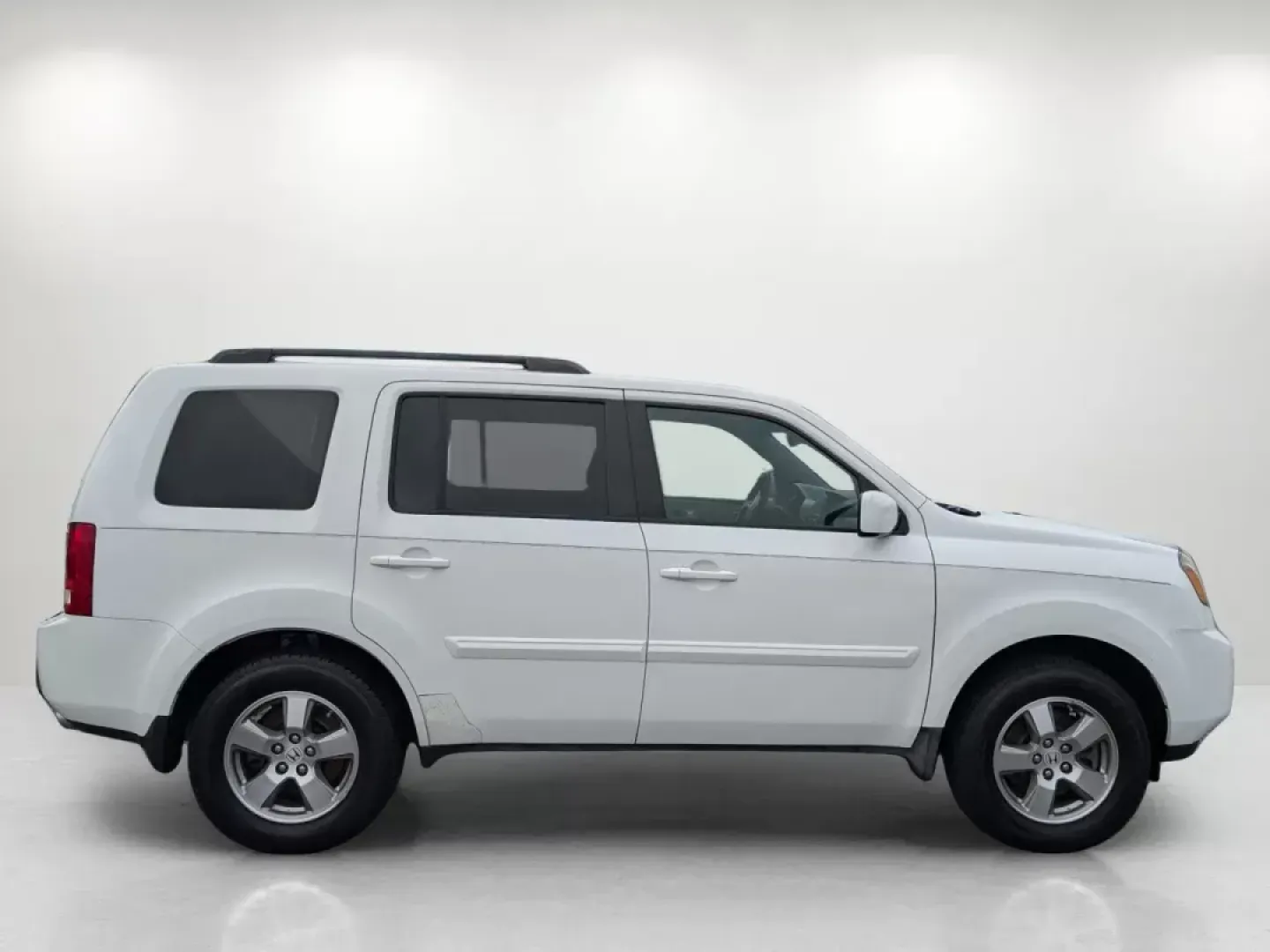 2009 Honda Pilot EX-L (5FNYF385X9B) with an Gas V6 3.5L/212 engine, 5-Speed Automatic w/OD transmission, located at 1430 Gateway Drive, Opelika, AL, 36801, (334) 239-0944, 32.637871, -85.409790 - **Adventure Awaits with the 2009 Honda Pilot EX-L at Gils Auto - Opelika!**<br /> <br /> Are you ready to elevate your family's adventures or make your daily commute more enjoyable? The 2009 Honda Pilot EX-L, available now at Gils Auto, is the perfect blend of reliability, space, and comfort, making - Photo#3