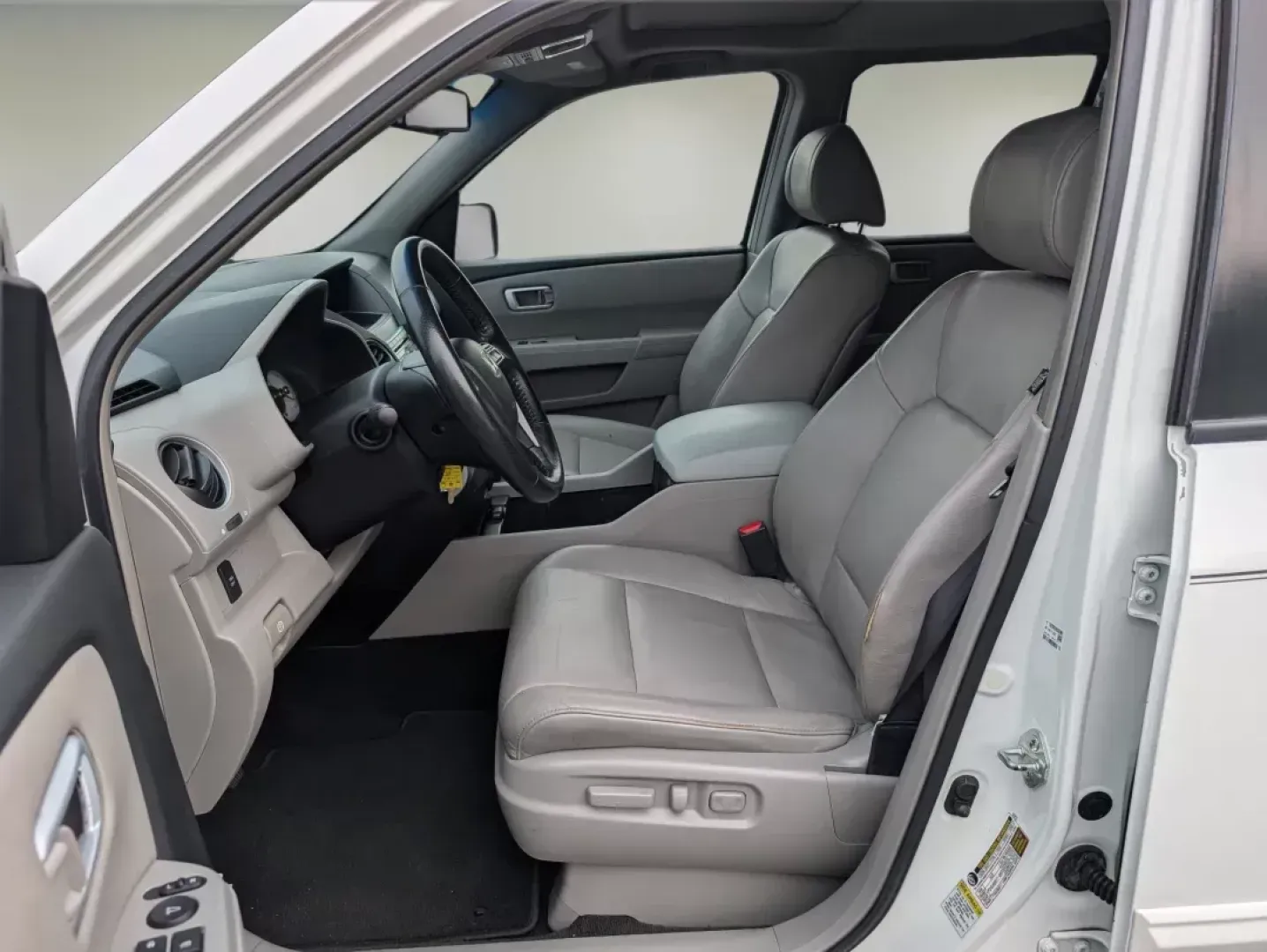 2009 Honda Pilot EX-L (5FNYF385X9B) with an Gas V6 3.5L/212 engine, 5-Speed Automatic w/OD transmission, located at 1430 Gateway Drive, Opelika, AL, 36801, (334) 239-0944, 32.637871, -85.409790 - **Adventure Awaits with the 2009 Honda Pilot EX-L at Gils Auto - Opelika!**<br /> <br /> Are you ready to elevate your family's adventures or make your daily commute more enjoyable? The 2009 Honda Pilot EX-L, available now at Gils Auto, is the perfect blend of reliability, space, and comfort, making - Photo#9
