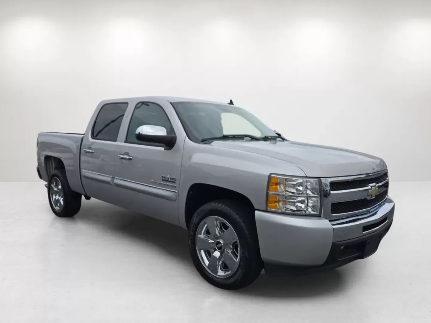 2010 /Light Titanium/Ebony Chevrolet Silverado 1500 LT (3GCRCSE08AG) with an Other engine, located at 3959 U.S. 80 W, Phenix City, AL, 36870, (334) 297-4885, 32.469296, -85.135185 - **Unlock Adventure with the 2010 Chevrolet Silverado 1500 LT at Gils Auto - Phenix City #2**<br /> <br /> Are you ready to elevate your lifestyle with a dependable pickup that's perfect for weekend adventures, hauling gear for family outings, or tackling those everyday errands? Look no further than - Photo#2