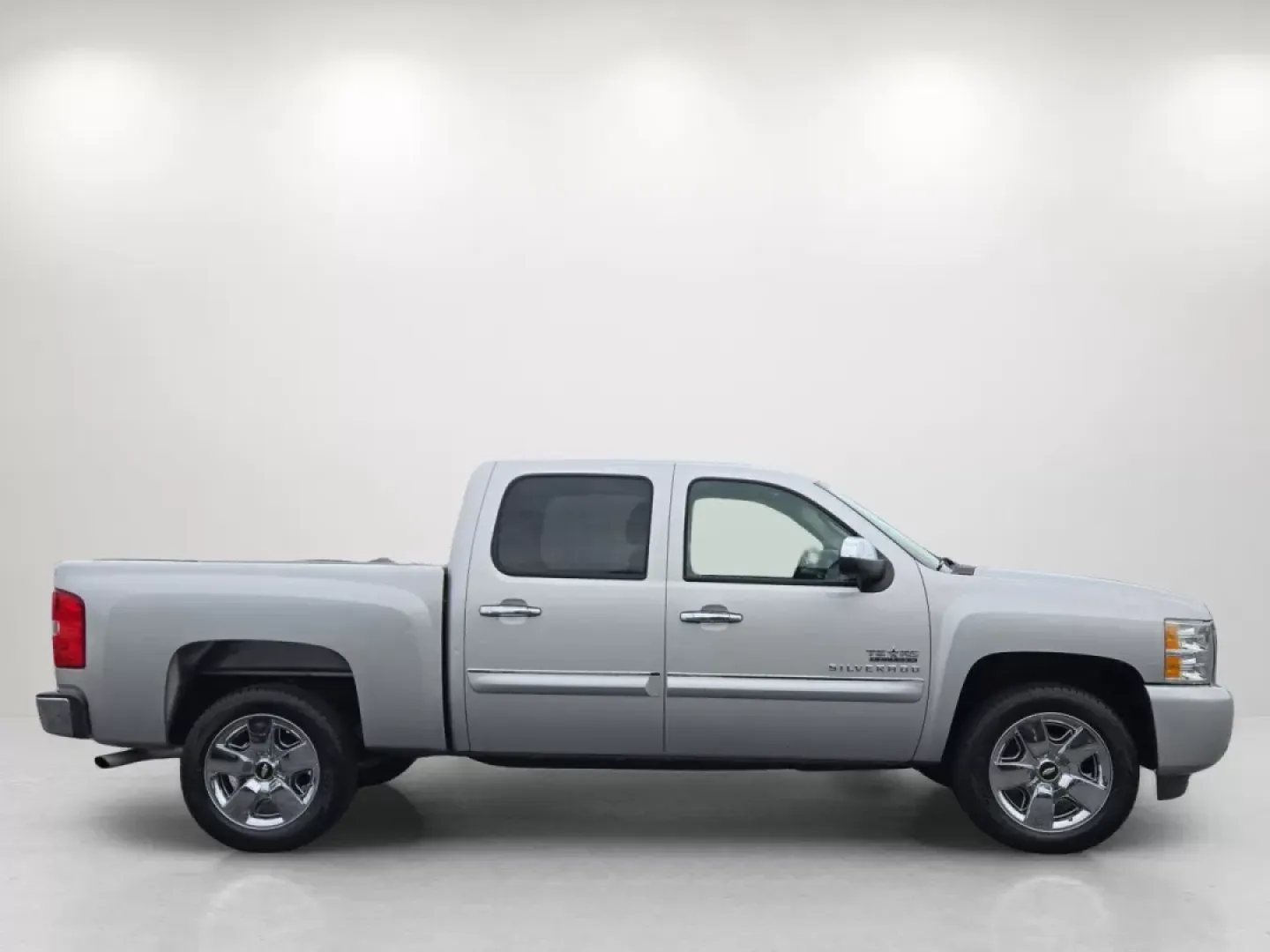 2010 /Light Titanium/Ebony Chevrolet Silverado 1500 LT (3GCRCSE08AG) with an Other engine, located at 3959 U.S. 80 W, Phenix City, AL, 36870, (334) 297-4885, 32.469296, -85.135185 - **Unlock Adventure with the 2010 Chevrolet Silverado 1500 LT at Gils Auto - Phenix City #2**<br /> <br /> Are you ready to elevate your lifestyle with a dependable pickup that's perfect for weekend adventures, hauling gear for family outings, or tackling those everyday errands? Look no further than - Photo#3