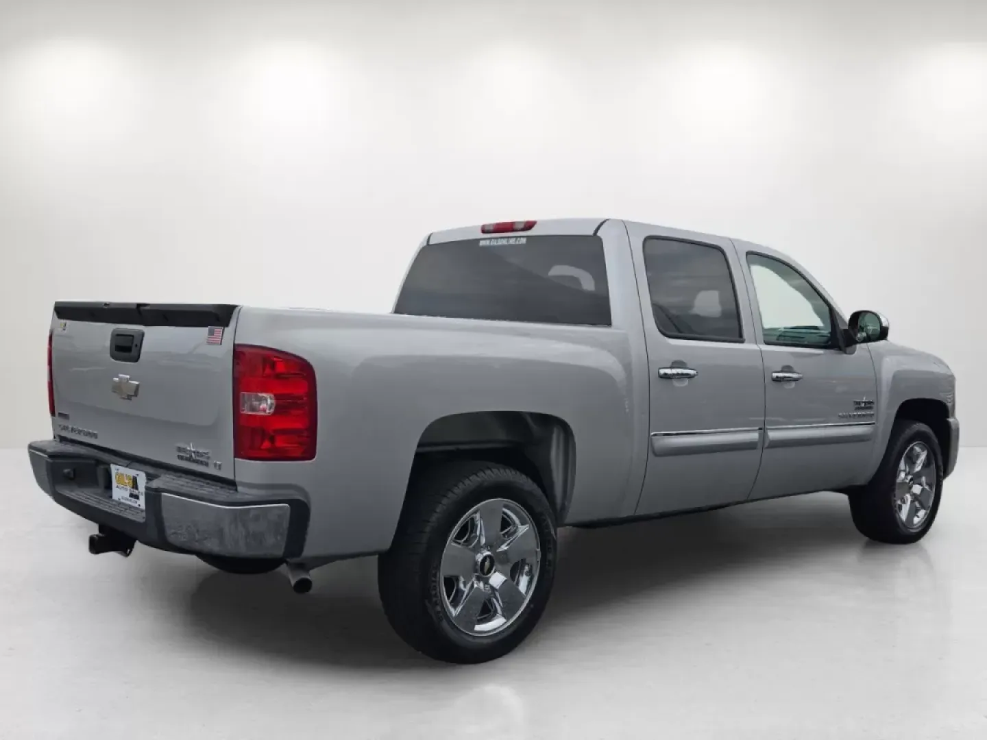 2010 /Light Titanium/Ebony Chevrolet Silverado 1500 LT (3GCRCSE08AG) with an Other engine, located at 3959 U.S. 80 W, Phenix City, AL, 36870, (334) 297-4885, 32.469296, -85.135185 - **Unlock Adventure with the 2010 Chevrolet Silverado 1500 LT at Gils Auto - Phenix City #2**<br /> <br /> Are you ready to elevate your lifestyle with a dependable pickup that's perfect for weekend adventures, hauling gear for family outings, or tackling those everyday errands? Look no further than - Photo#4