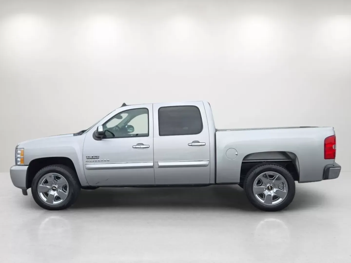 2010 /Light Titanium/Ebony Chevrolet Silverado 1500 LT (3GCRCSE08AG) with an Other engine, located at 3959 U.S. 80 W, Phenix City, AL, 36870, (334) 297-4885, 32.469296, -85.135185 - **Unlock Adventure with the 2010 Chevrolet Silverado 1500 LT at Gils Auto - Phenix City #2**<br /> <br /> Are you ready to elevate your lifestyle with a dependable pickup that's perfect for weekend adventures, hauling gear for family outings, or tackling those everyday errands? Look no further than - Photo#7