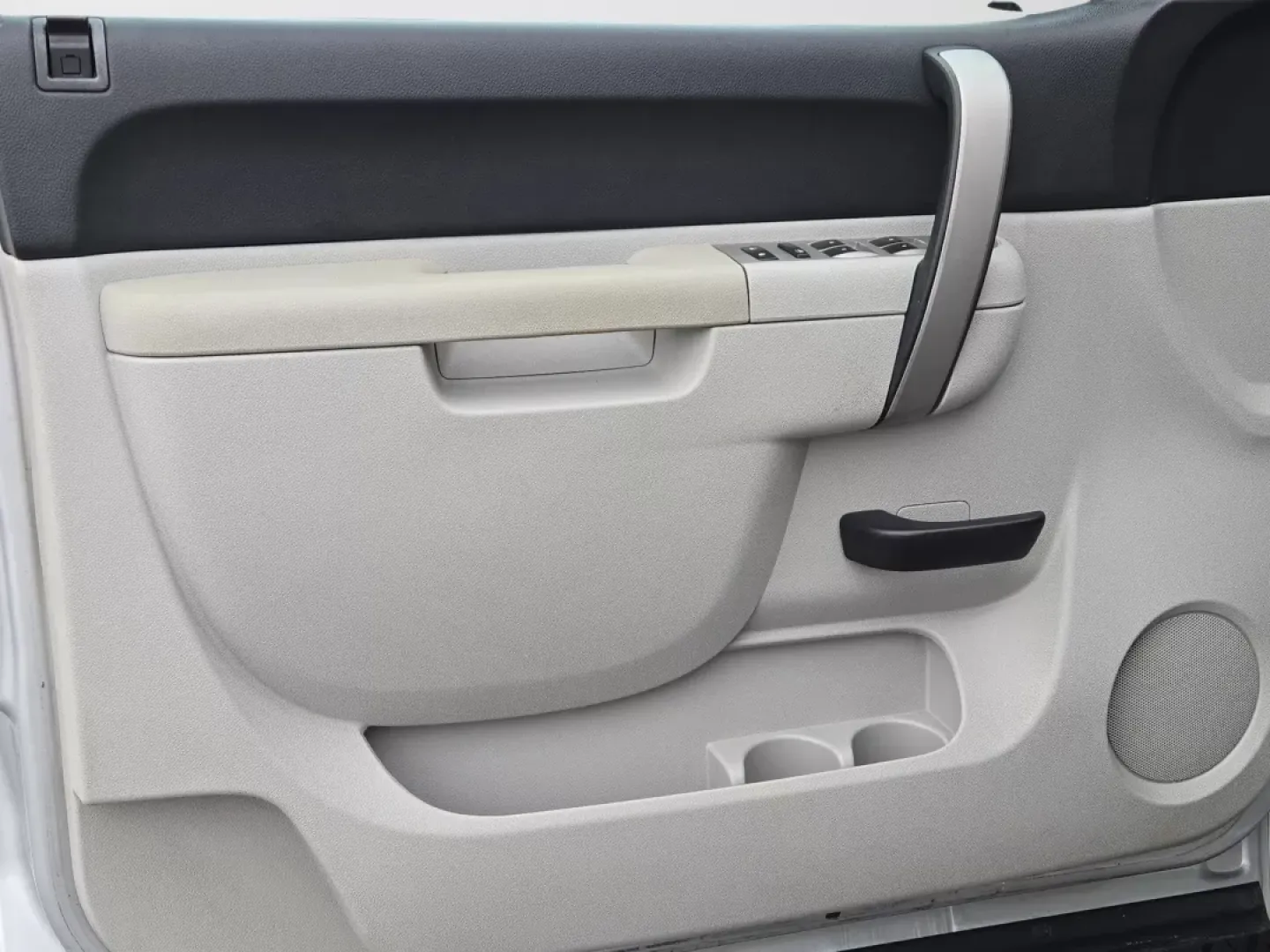2010 /Light Titanium/Ebony Chevrolet Silverado 1500 LT (3GCRCSE08AG) with an Other engine, located at 3959 U.S. 80 W, Phenix City, AL, 36870, (334) 297-4885, 32.469296, -85.135185 - **Unlock Adventure with the 2010 Chevrolet Silverado 1500 LT at Gils Auto - Phenix City #2**<br /> <br /> Are you ready to elevate your lifestyle with a dependable pickup that's perfect for weekend adventures, hauling gear for family outings, or tackling those everyday errands? Look no further than - Photo#9