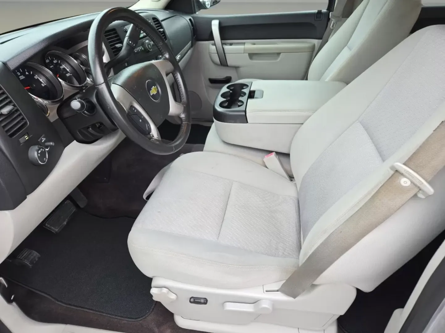 2010 /Light Titanium/Ebony Chevrolet Silverado 1500 LT (3GCRCSE08AG) with an Other engine, located at 3959 U.S. 80 W, Phenix City, AL, 36870, (334) 297-4885, 32.469296, -85.135185 - **Unlock Adventure with the 2010 Chevrolet Silverado 1500 LT at Gils Auto - Phenix City #2**<br /> <br /> Are you ready to elevate your lifestyle with a dependable pickup that's perfect for weekend adventures, hauling gear for family outings, or tackling those everyday errands? Look no further than - Photo#11