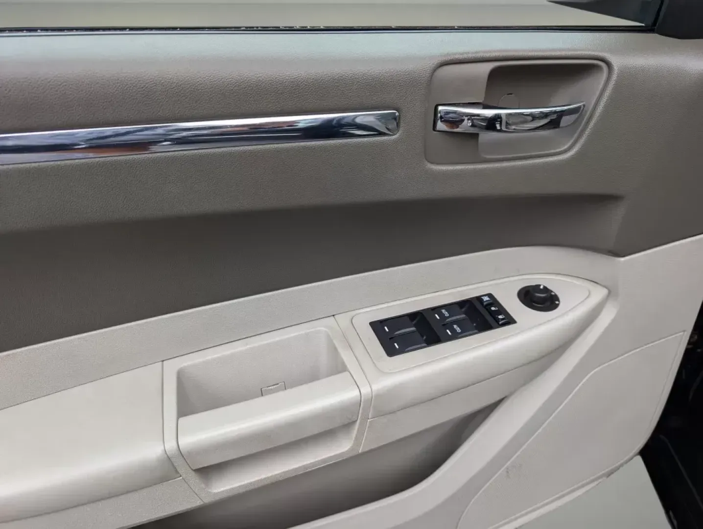 2010 /Dark Khaki/Light Gray Stone Chrysler 300 Touring Signature (2C3CA5CV4AH) with an Gas V6 3.5L/215 engine, 4-Speed Automatic transmission, located at 1430 Gateway Drive, Opelika, AL, 36801, (334) 239-0944, 32.637871, -85.409790 - 2010 Chrysler 300 Touring Signature - Photo#8