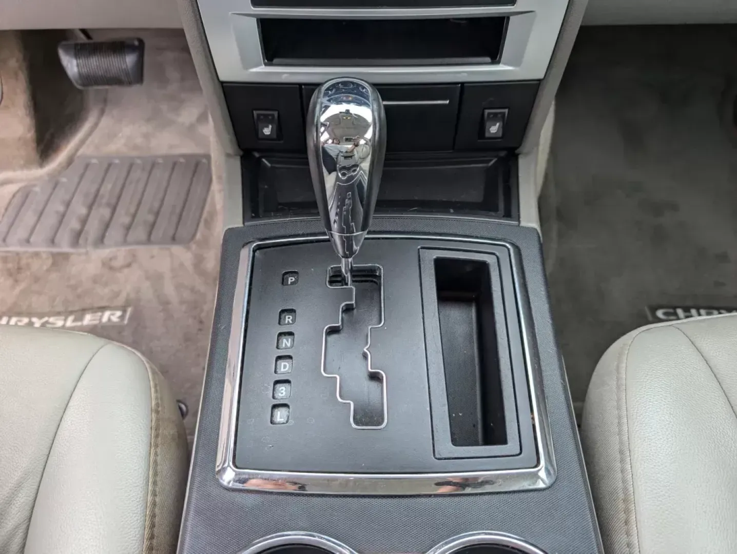 2010 /Dark Khaki/Light Gray Stone Chrysler 300 Touring Signature (2C3CA5CV4AH) with an Gas V6 3.5L/215 engine, 4-Speed Automatic transmission, located at 1430 Gateway Drive, Opelika, AL, 36801, (334) 239-0944, 32.637871, -85.409790 - 2010 Chrysler 300 Touring Signature - Photo#13