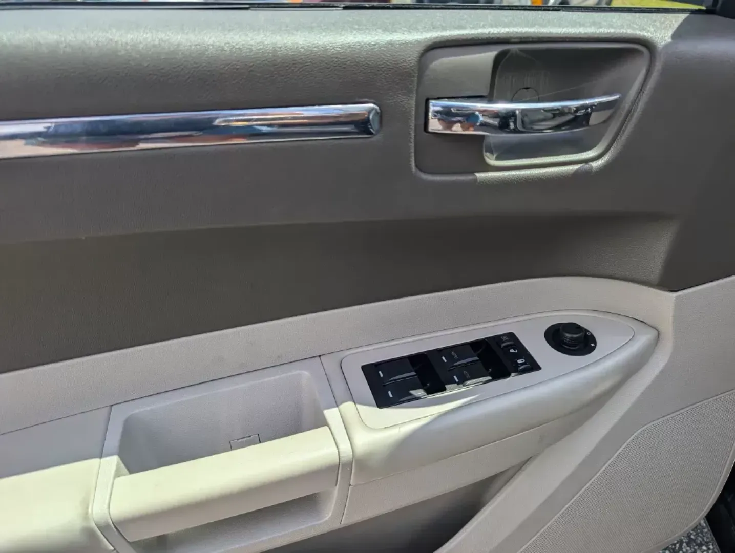 2010 /Dark Khaki/Light Gray Stone Chrysler 300 Touring Signature (2C3CA5CV9AH) with an Gas V6 3.5L/215 engine, 4-Speed Automatic transmission, located at 3959 U.S. 80 W, Phenix City, AL, 36870, (334) 297-4885, 32.469296, -85.135185 - 2010 Chrysler 300 Touring Signature - Photo#8