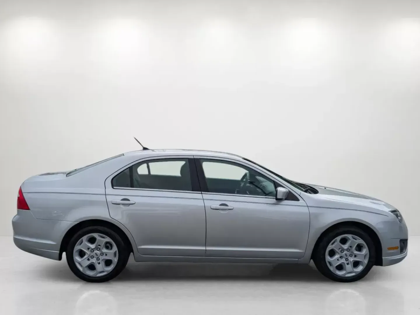 2010 Ford Fusion SE (3FAHP0HA6AR) with an Gas I4 2.5L/152 engine, located at 1430 Gateway Drive, Opelika, AL, 36801, (334) 239-0944, 32.637871, -85.409790 - 2010 Ford Fusion SE - Photo#3