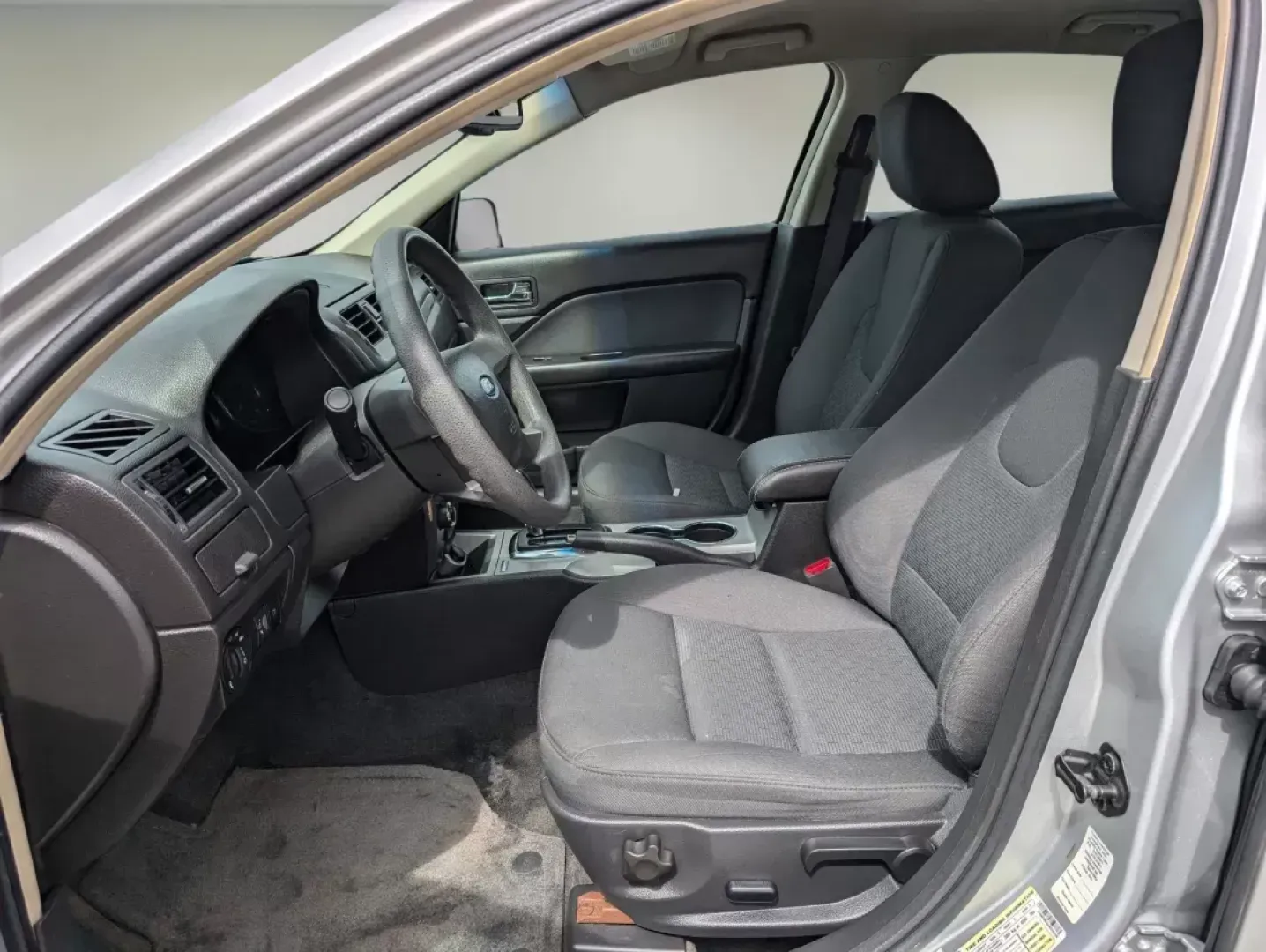 2010 Ford Fusion SE (3FAHP0HA6AR) with an Gas I4 2.5L/152 engine, located at 1430 Gateway Drive, Opelika, AL, 36801, (334) 239-0944, 32.637871, -85.409790 - 2010 Ford Fusion SE - Photo#9