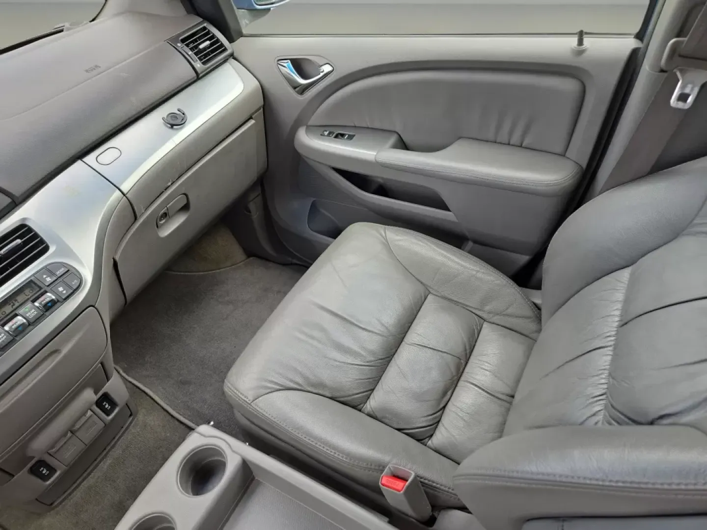 2010 Honda Odyssey EX-L (5FNRL3H67AB) with an Other engine, located at 1430 Gateway Drive, Opelika, AL, 36801, (334) 239-0944, 32.637871, -85.409790 - **Discover Family Adventures with the 2010 Honda Odyssey EX-L at Gils Auto in Phenix City, AL!**<br /> <br /> Are you searching for the perfect vehicle for your growing family or planning a weekend road trip? Look no further than the stunning 2010 Honda Odyssey EX-L, available now at Gils Auto, a le - Photo#14