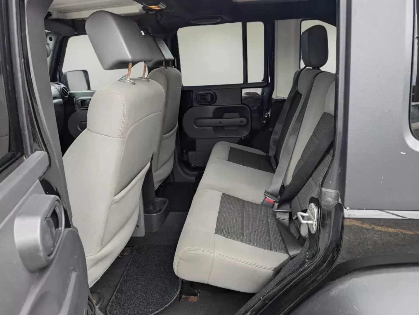 2010 /Dark Slate Gray/Medium Slate Gray Jeep Wrangler Unlimited Sport (1J4BA3H18AL) with an Gas V6 3.8L/231 engine, 4-Speed Automatic transmission, located at 3959 U.S. 80 W, Phenix City, AL, 36870, (334) 297-4885, 32.469296, -85.135185 - 2010 Jeep Wrangler Unlimited Sport - Photo#9