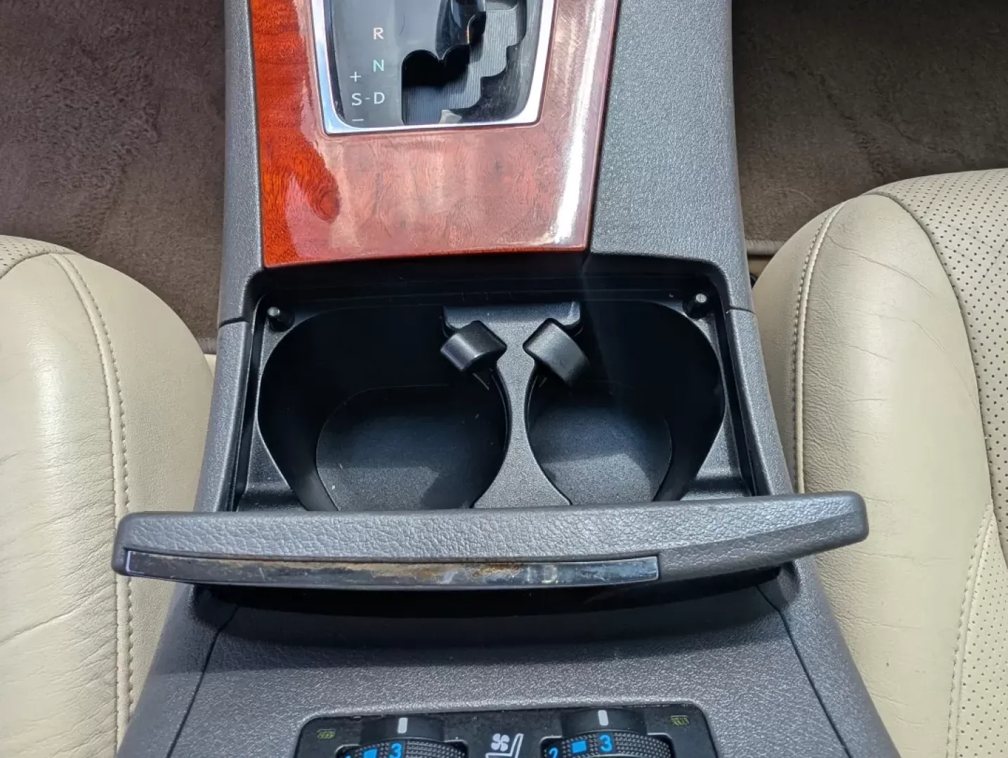 2010 Lexus ES 350 (JTHBK1EG1A2) with an Other engine, located at 3959 U.S. 80 W, Phenix City, AL, 36870, (334) 297-4885, 32.469296, -85.135185 - **Elevate Your Commute with Luxury: 2010 Lexus ES 350 at Gils Auto!**<br /> <br /> Are you ready to transform your daily drive into a luxurious experience? The stunning 2010 Lexus ES 350 is perfect for those who crave style, comfort, and advanced technology while navigating the busy streets of Pheni - Photo#14