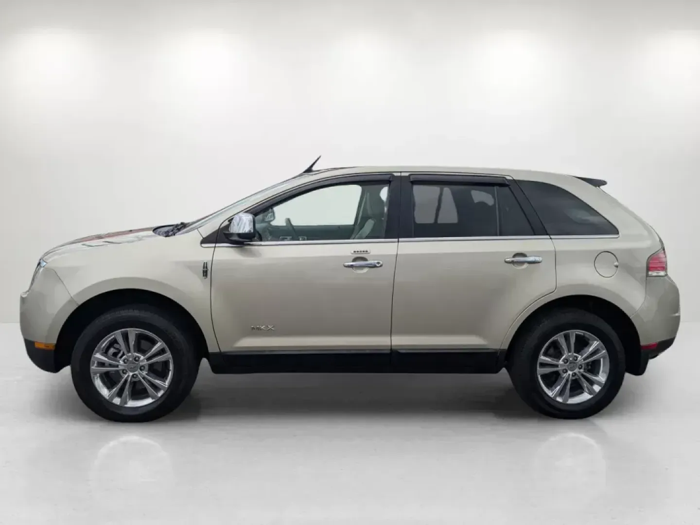 2010 Lincoln MKX (2LMDJ6JC4AB) with an Gas V6 3.5L/213 engine, 6-Speed w/OD Automatic transmission, located at 3959 U.S. 80 W, Phenix City, AL, 36870, (334) 297-4885, 32.469296, -85.135185 - 2010 Lincoln MKX - Photo#8