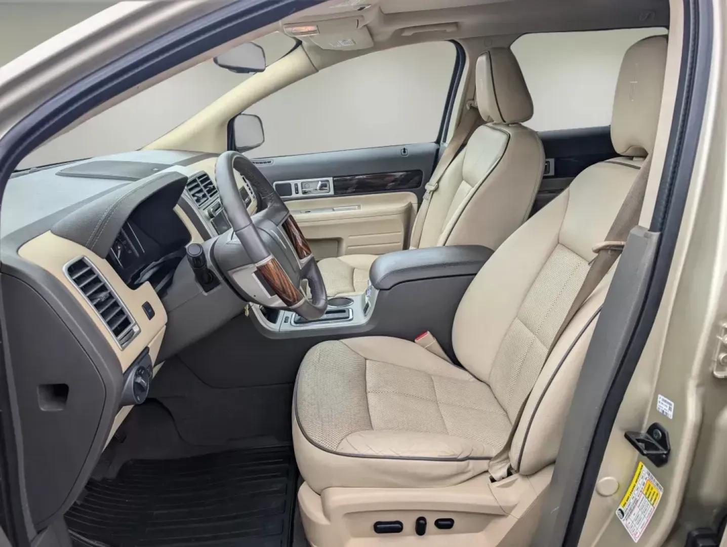 2010 Lincoln MKX (2LMDJ6JC4AB) with an Gas V6 3.5L/213 engine, 6-Speed w/OD Automatic transmission, located at 3959 U.S. 80 W, Phenix City, AL, 36870, (334) 297-4885, 32.469296, -85.135185 - 2010 Lincoln MKX - Photo#10
